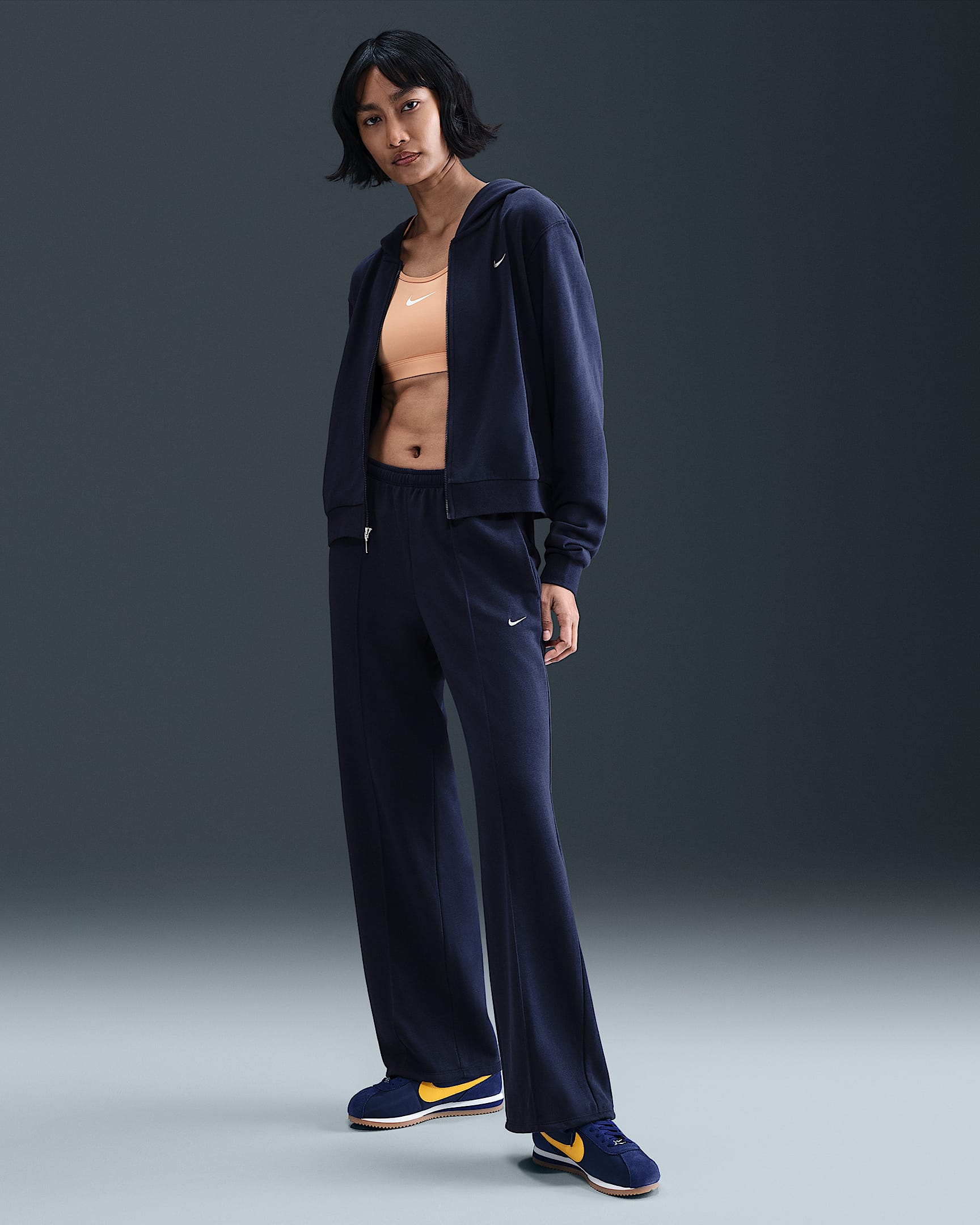Pants de entrenamiento de French Terry de tiro medio con dobladillo abierto para mujer Nike Sportswear Chill Terry - Azul marino medianoche/Vela