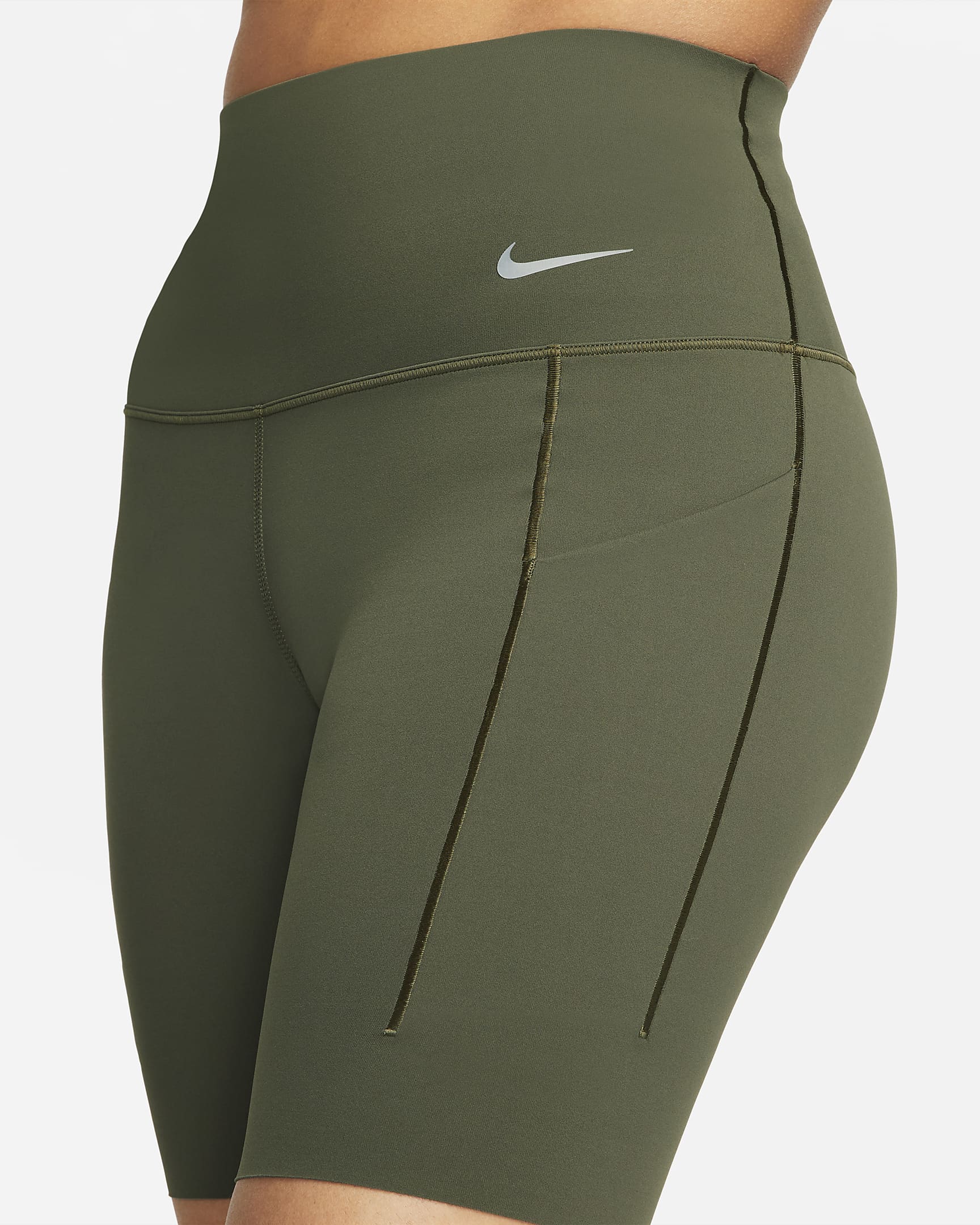 Shorts de ciclismo con bolsillos de 20 cm de tiro alto y media sujeción para mujer Nike Universa - Caqui militar/Negro