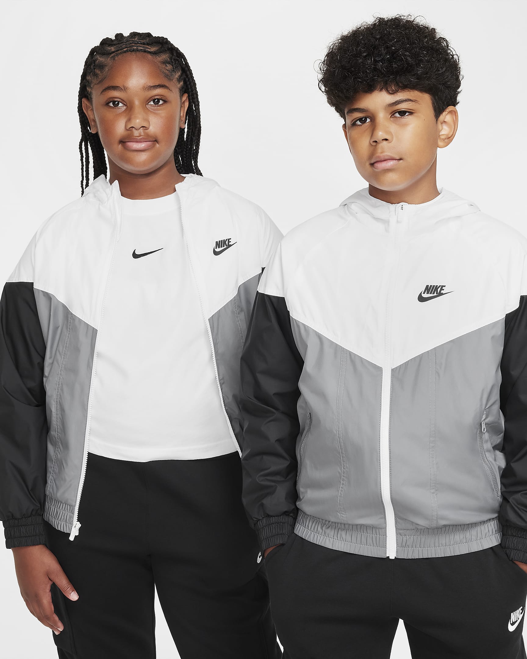 Chamarra Repel con gorro para niños talla grande (talla amplia) Nike Sportswear Windrunner - Blanco/Gris humo/Negro/Negro