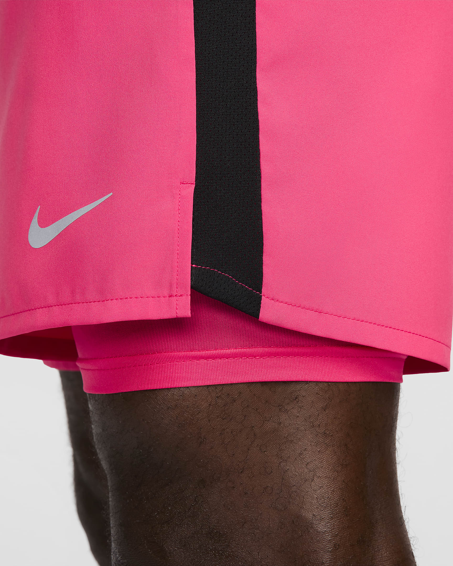 Nike Challenger Dri-FIT 18 cm-es, 2 az 1-ben férfi futórövidnadrág - Aster Pink/Fekete/Fekete