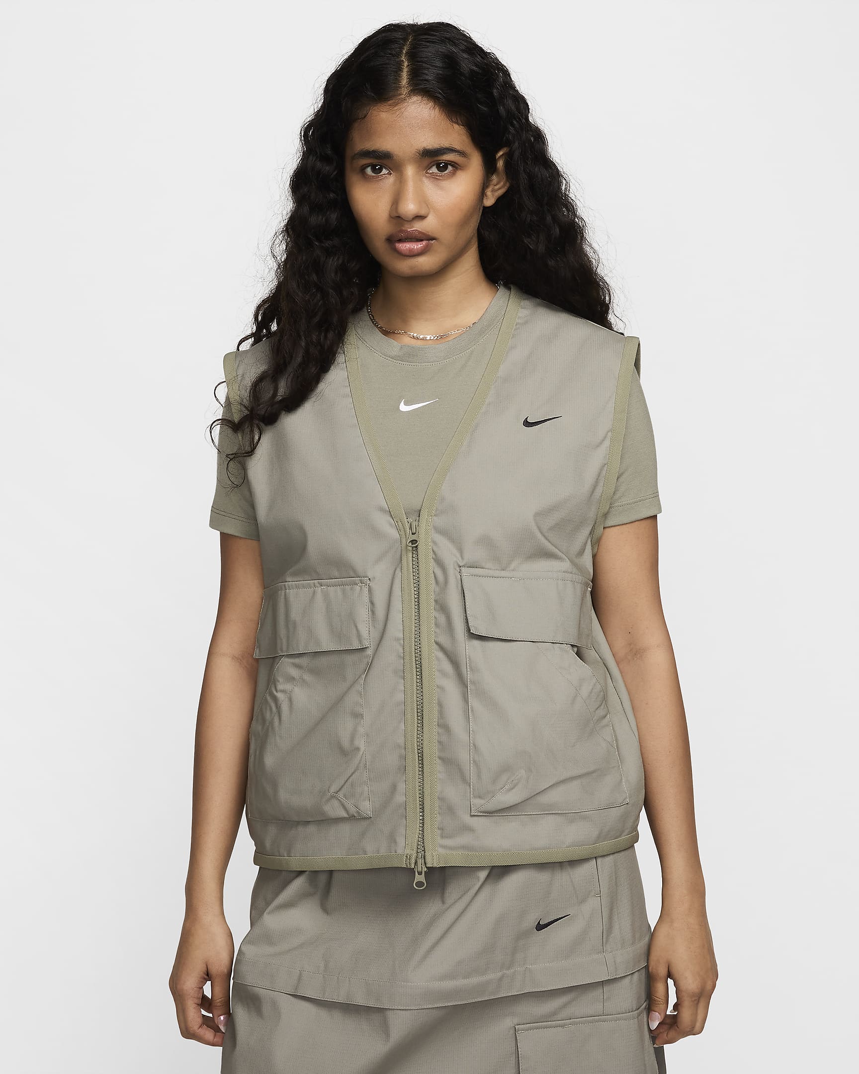 Nike Sportswear Essential ledig, vevd cargovest til dame - Light Army/Svart