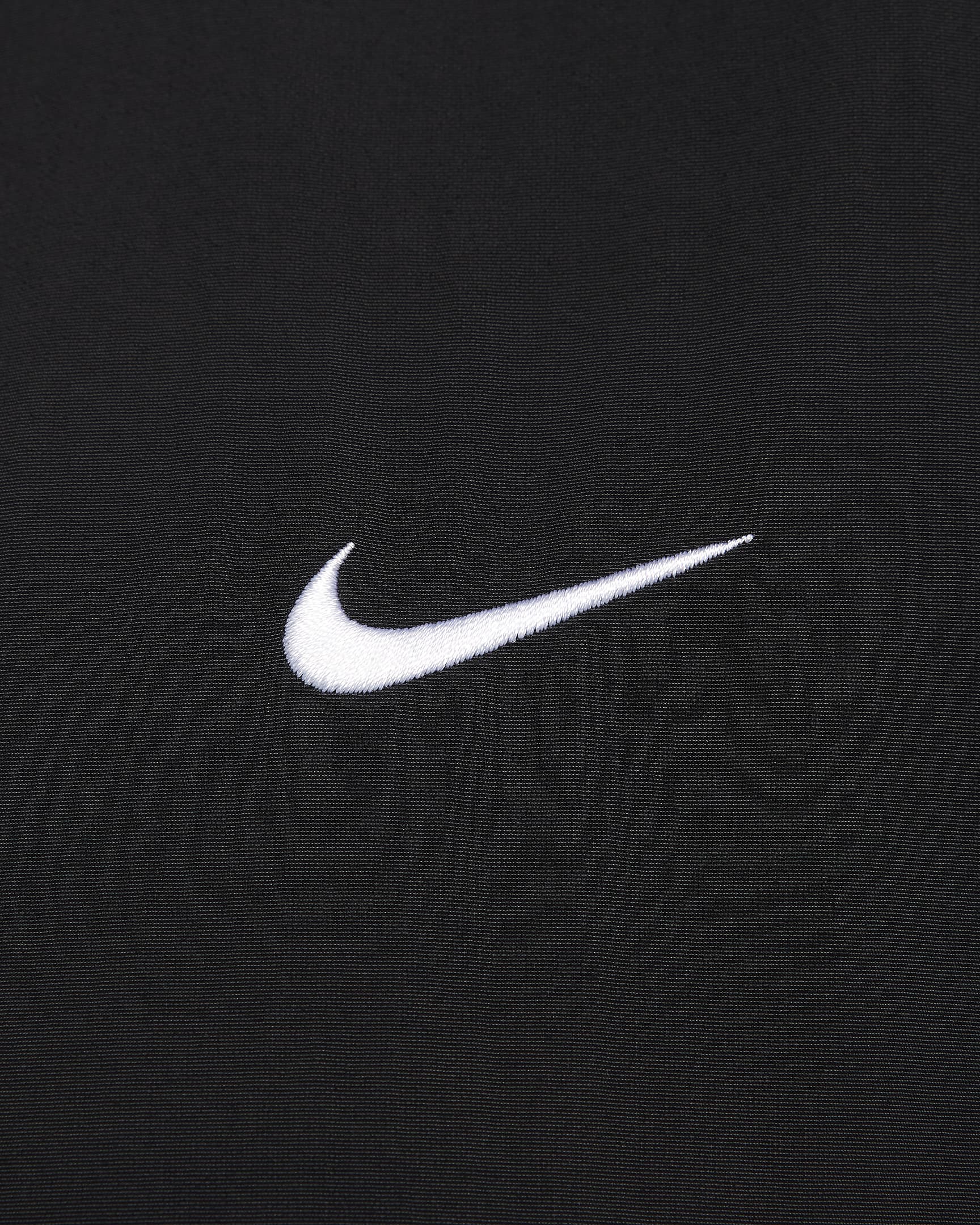 Nike Sportswear Essential túlméretes, UV-védelemmel ellátott, szőtt női edzőkabát (plus size méret) - Fekete/Fehér