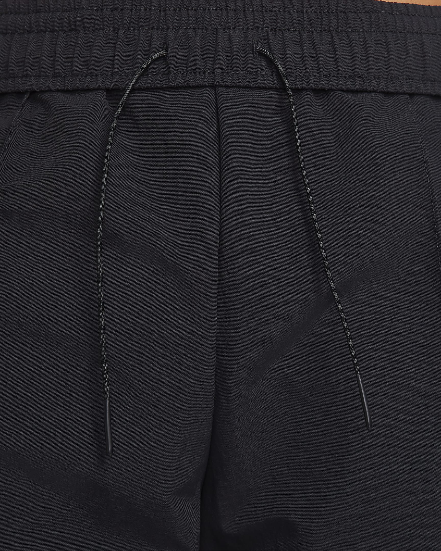 Nike Sportswear Everything Wovens Damenhose mit mittelhohem Bund und offenem Saum - Schwarz/Weiß