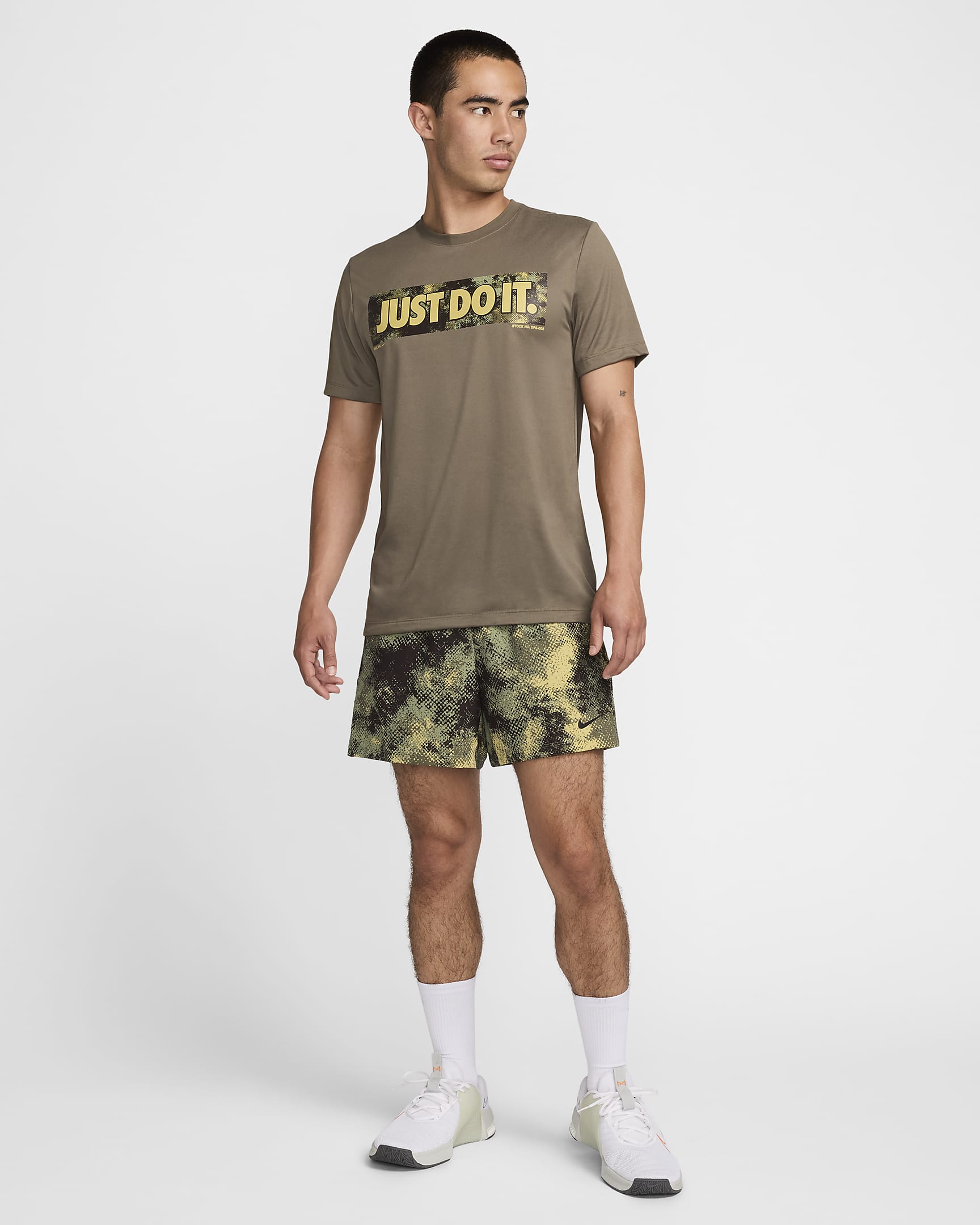 เสื้อยืดฟิตเนสผู้ชาย Dri-FIT Nike - Medium Olive