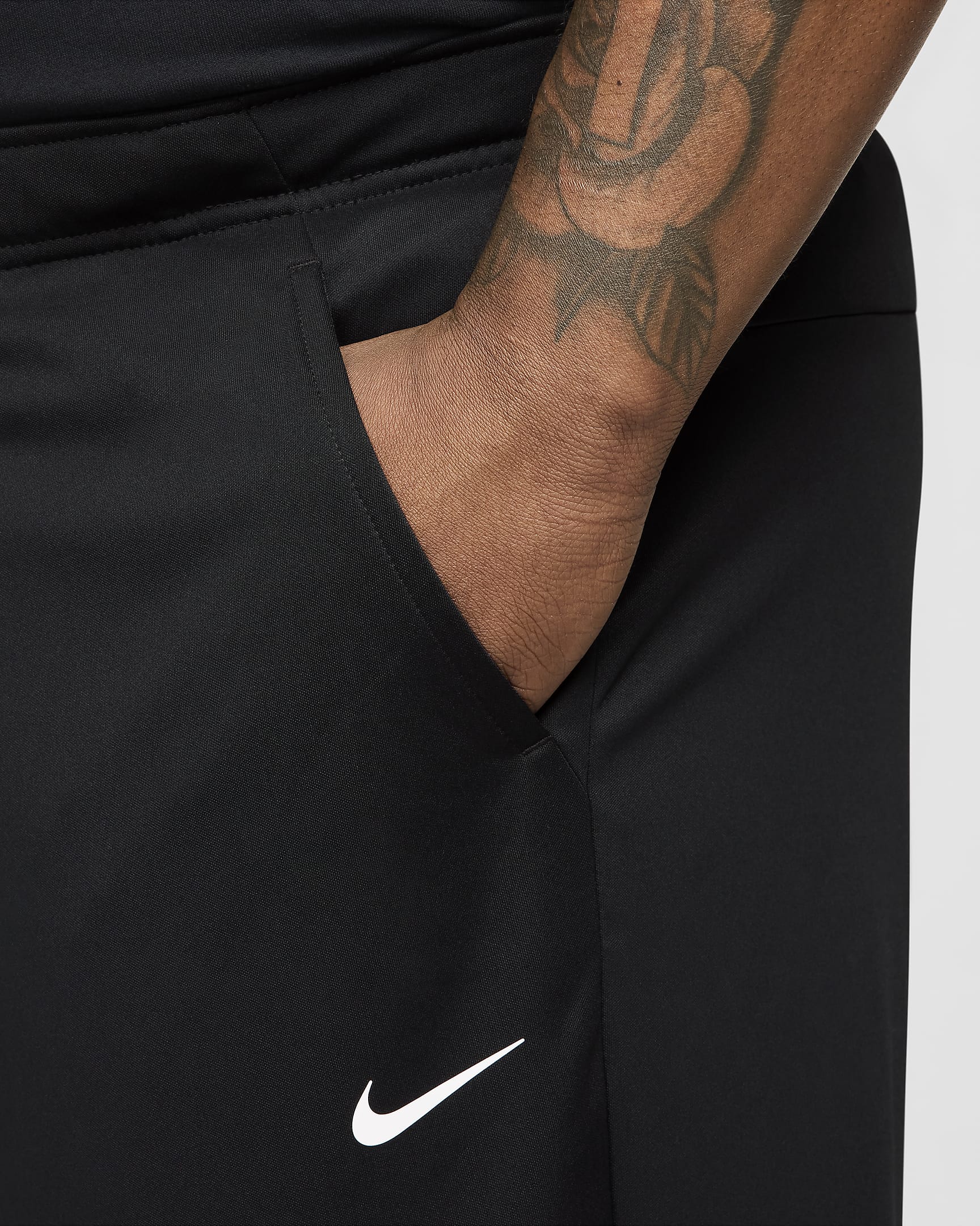 Nike Totality vielseitige Hose mit schmal zulaufender Passform und für Herren - Schwarz/Weiß