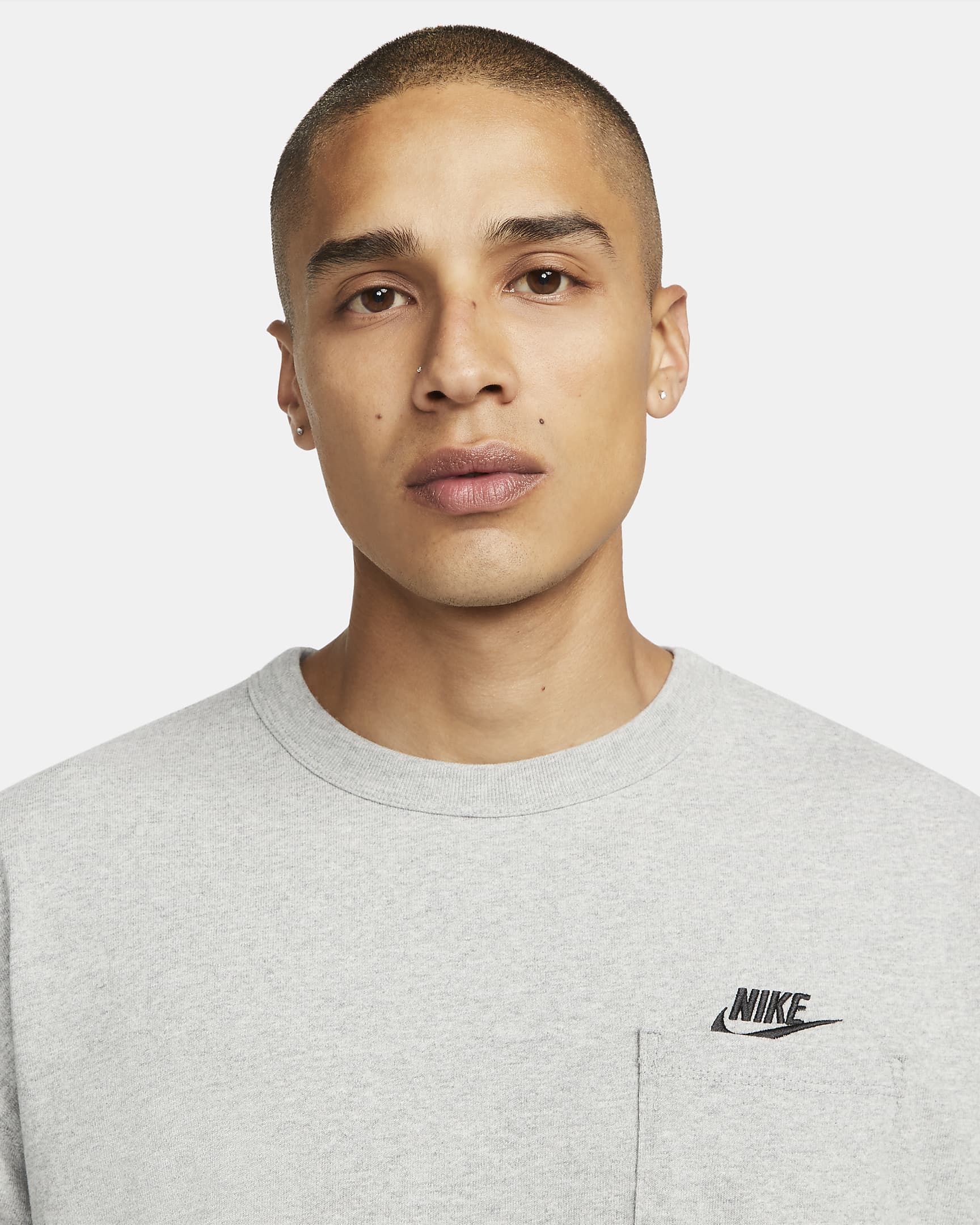 Nike Sportswear Premium Essentials Men's Pocket T-Shirt. Nike HU