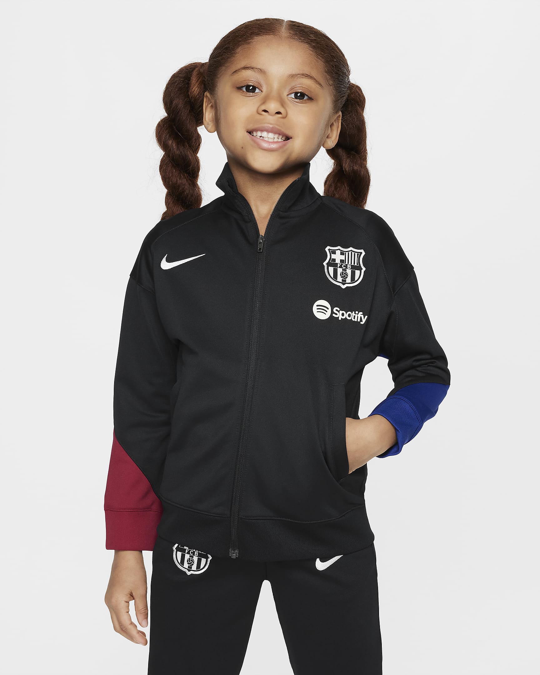 Pleteninová fotbalová sportovní souprava Nike Dri-FIT FC Barcelona Strike pro malé děti - Černá/Noble Red/Deep Royal Blue/Light Orewood Brown