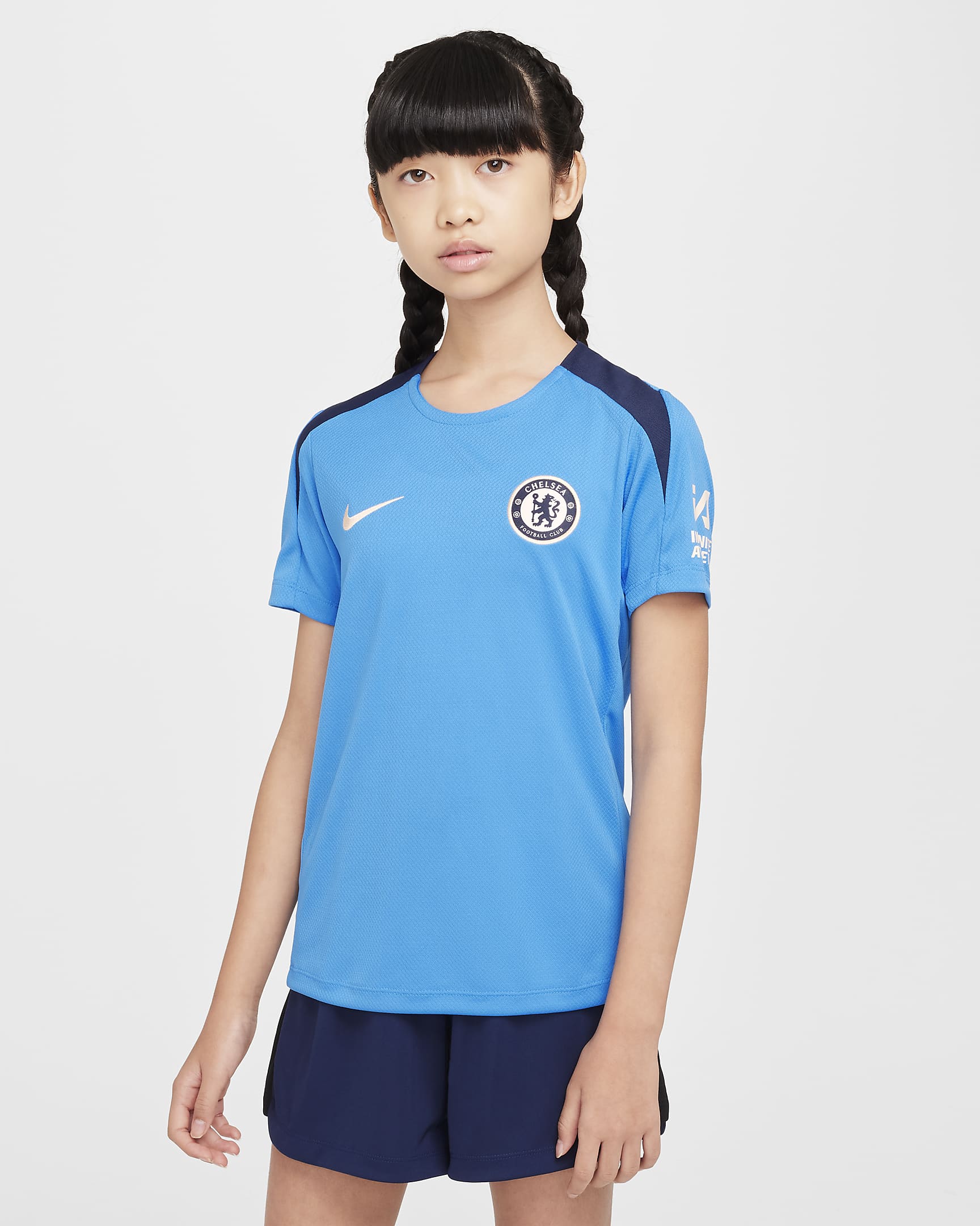 Chelsea F.C. Strike Older Kids' Nike Dri-FIT Football Short-Sleeve Knit Top - Light Photo Blue/Light Photo Blue/Obsidian/Guava Ice