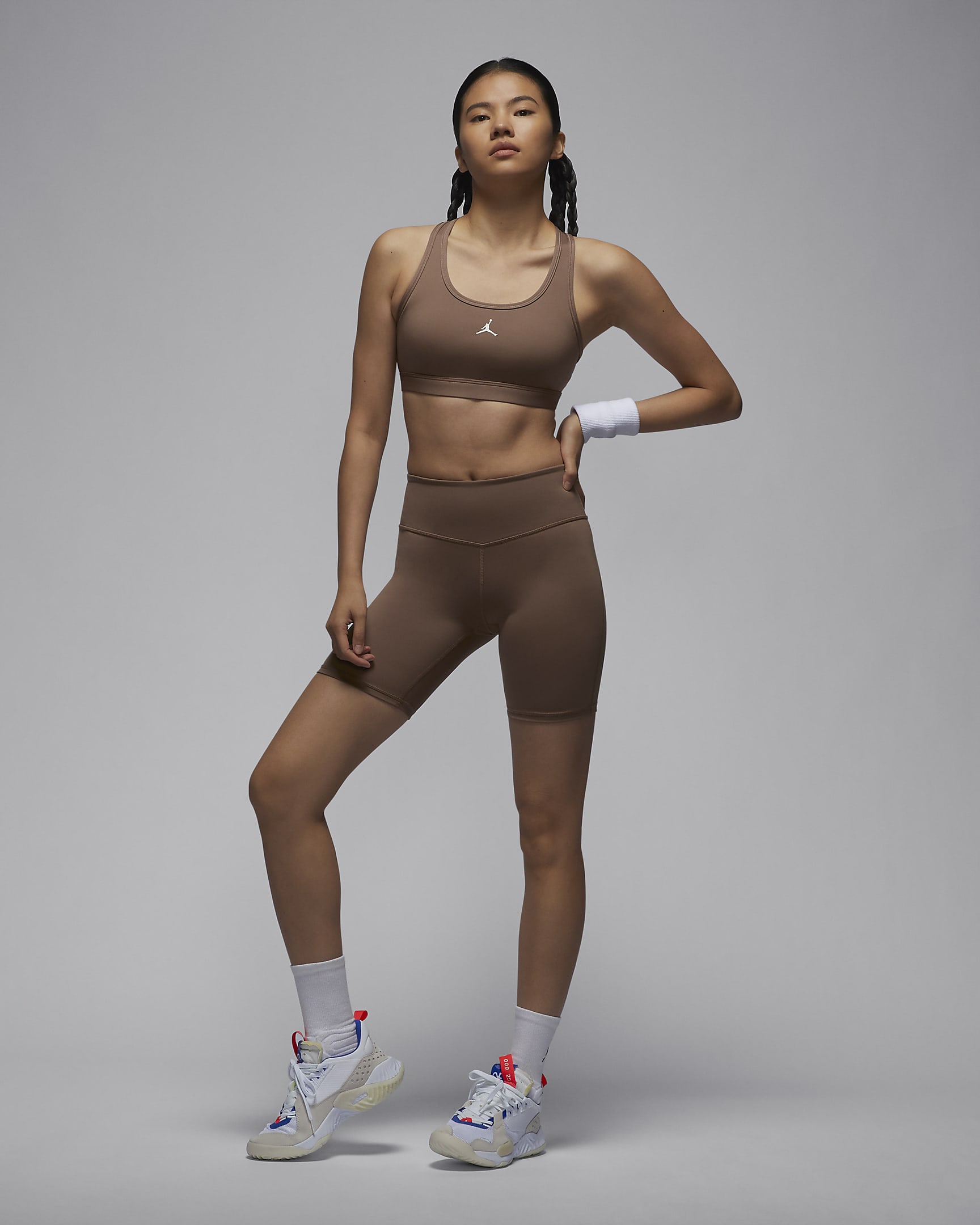 Jordan Sport 女款中度支撐型襯墊 Jumpman 運動內衣 - Archaeo Brown/白色