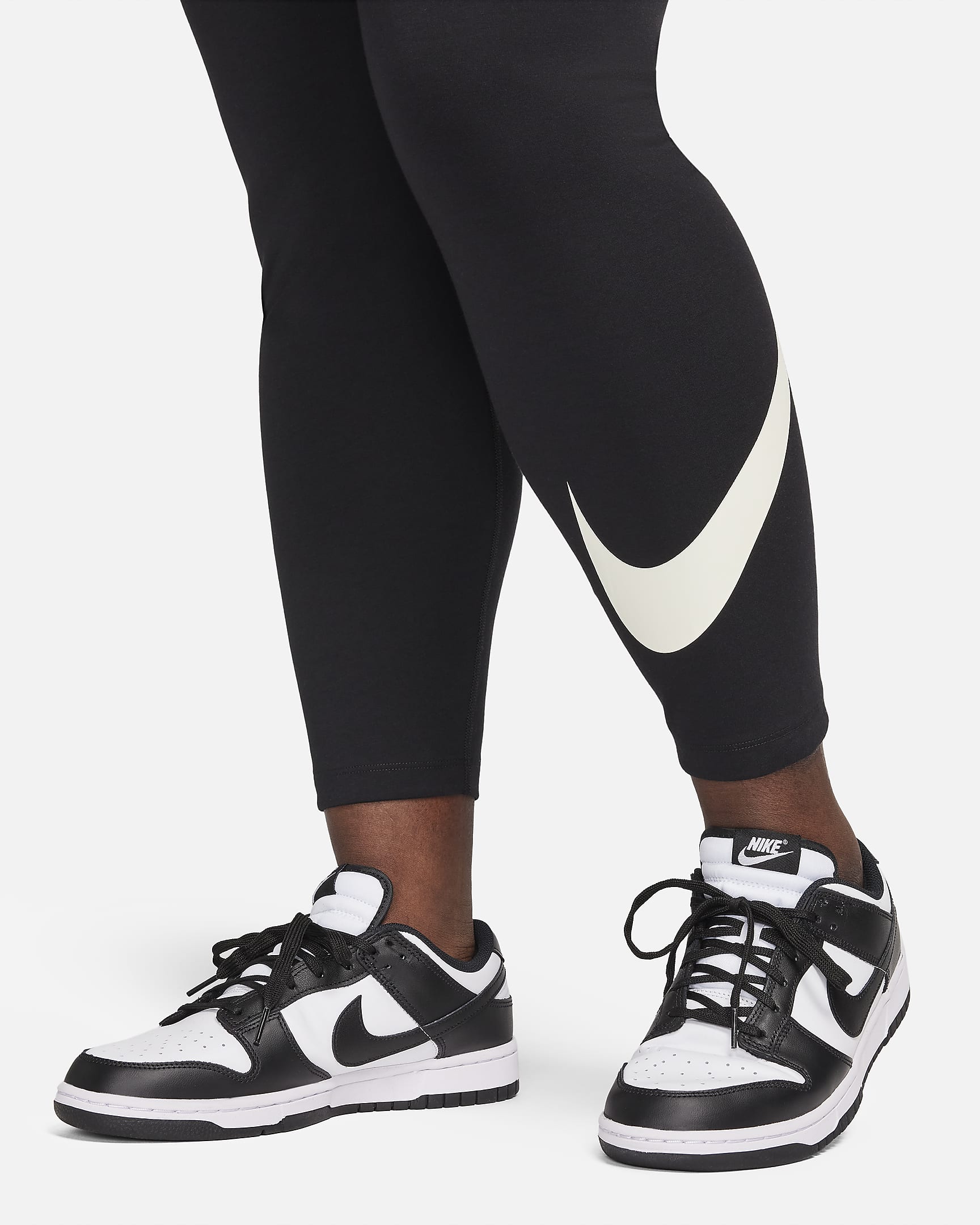 Nike Sportswear Classics Trainings-Leggings mit Grafik und hohem Bund für Damen (große Größe) - Schwarz/Sail