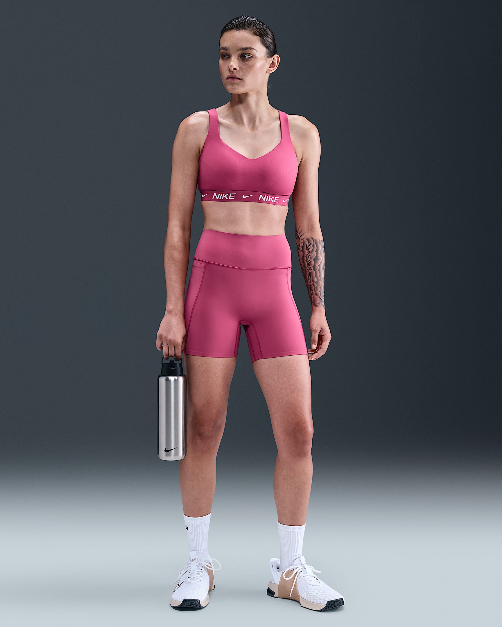 Shorts de ciclismo de tiro alto de 13 cm sin costura frontal para mujer Nike Universa - Remolacha dulce/Granate intenso/Castaña enérgico