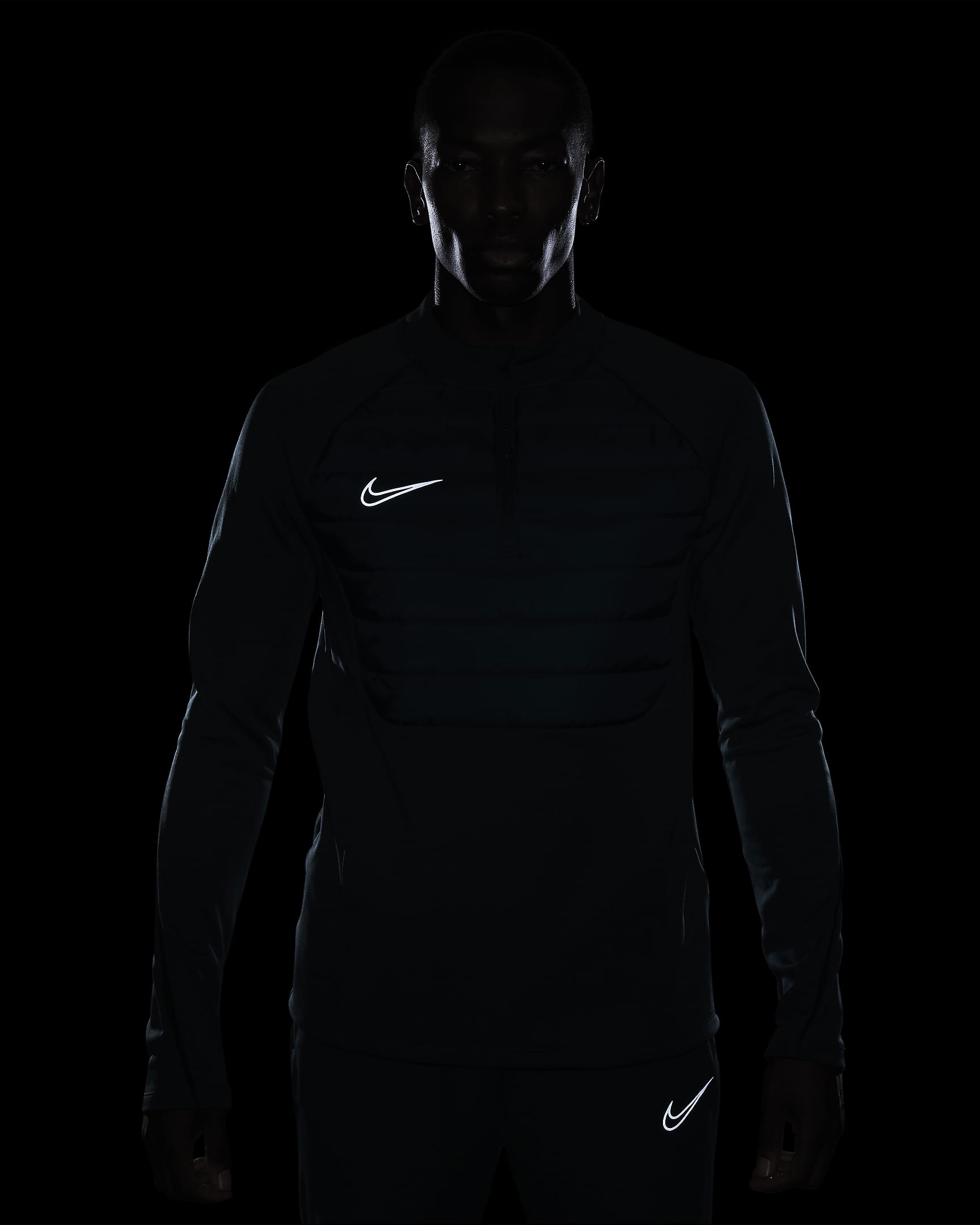 Nike Academy Winter Warrior Men's Therma-FIT 1/2-Zip Football Top. Nike NL