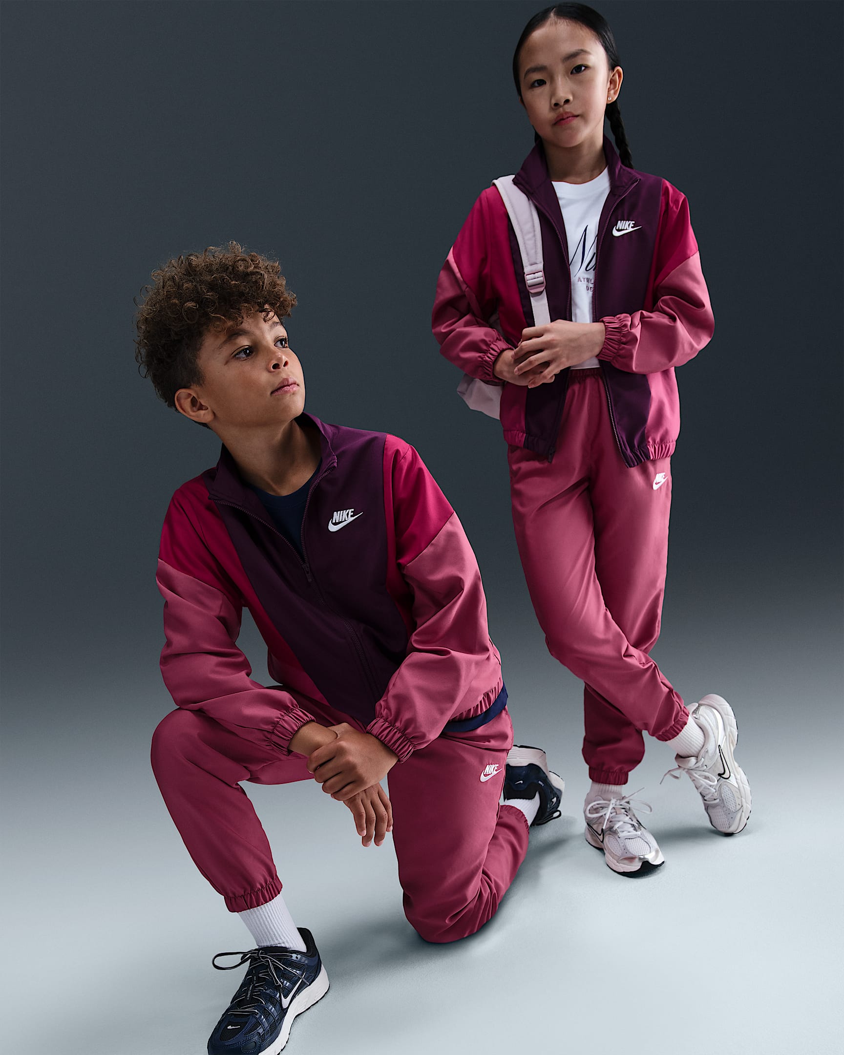 Tkaná tepláková souprava Nike Sportswear pro větší děti - Sweet Beet/Bordeaux/Noble Red/Bílá