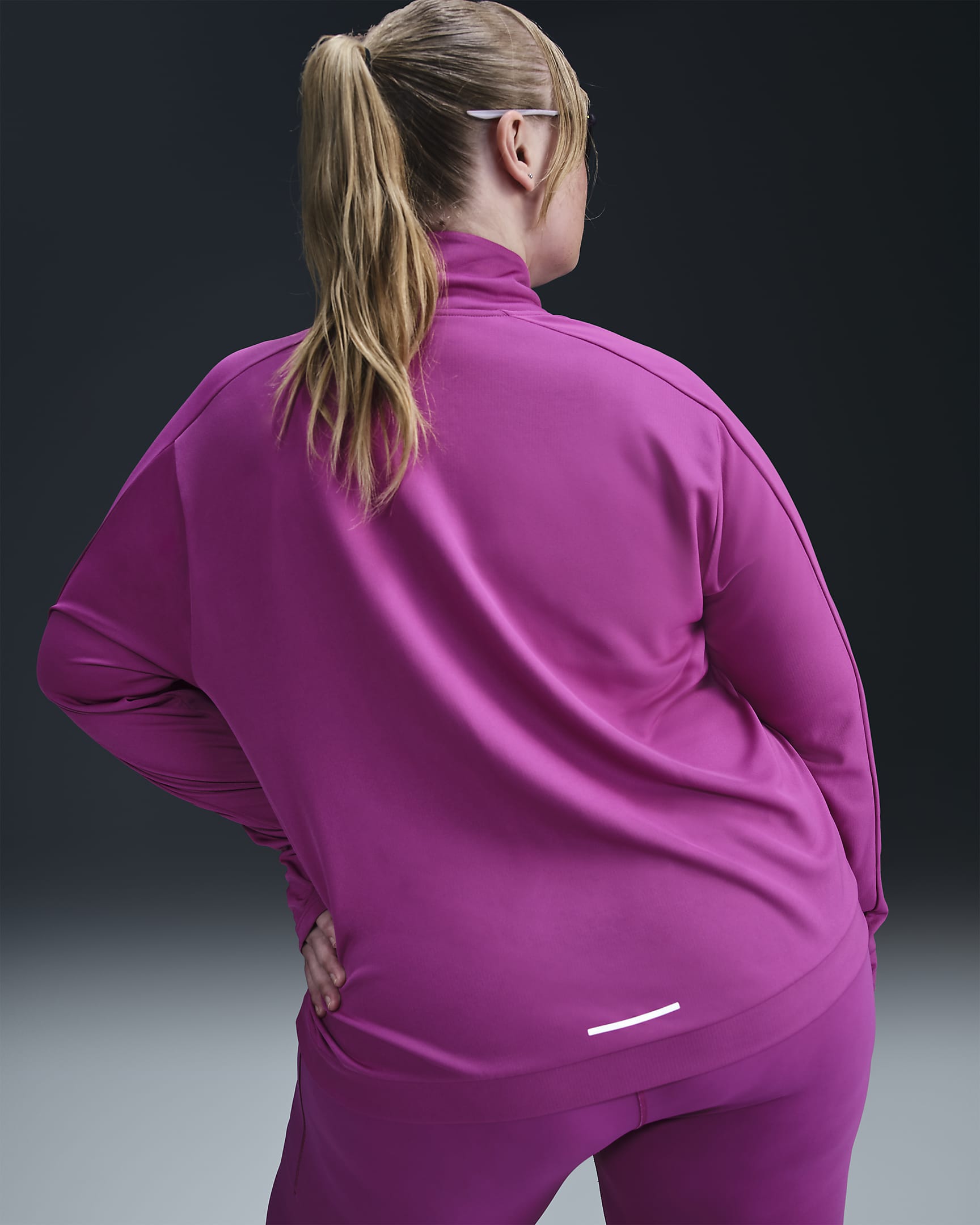 Nike Swoosh Dri-FIT-mellemlag med 1/4 lynlås (plus størrelse) til kvinder - Hot Fuchsia/Light Wild Mango