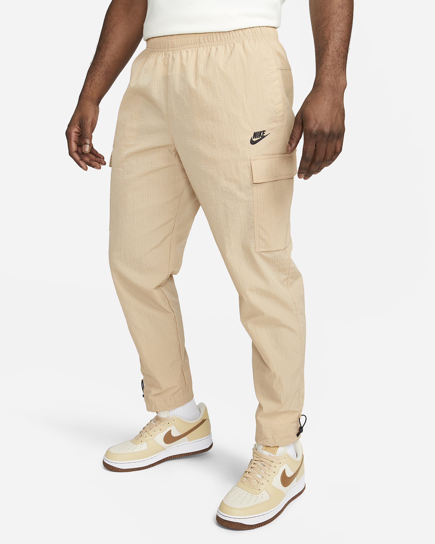 Nike Sportswear Repeat Men's Lightweight Woven Trousers. Nike IE