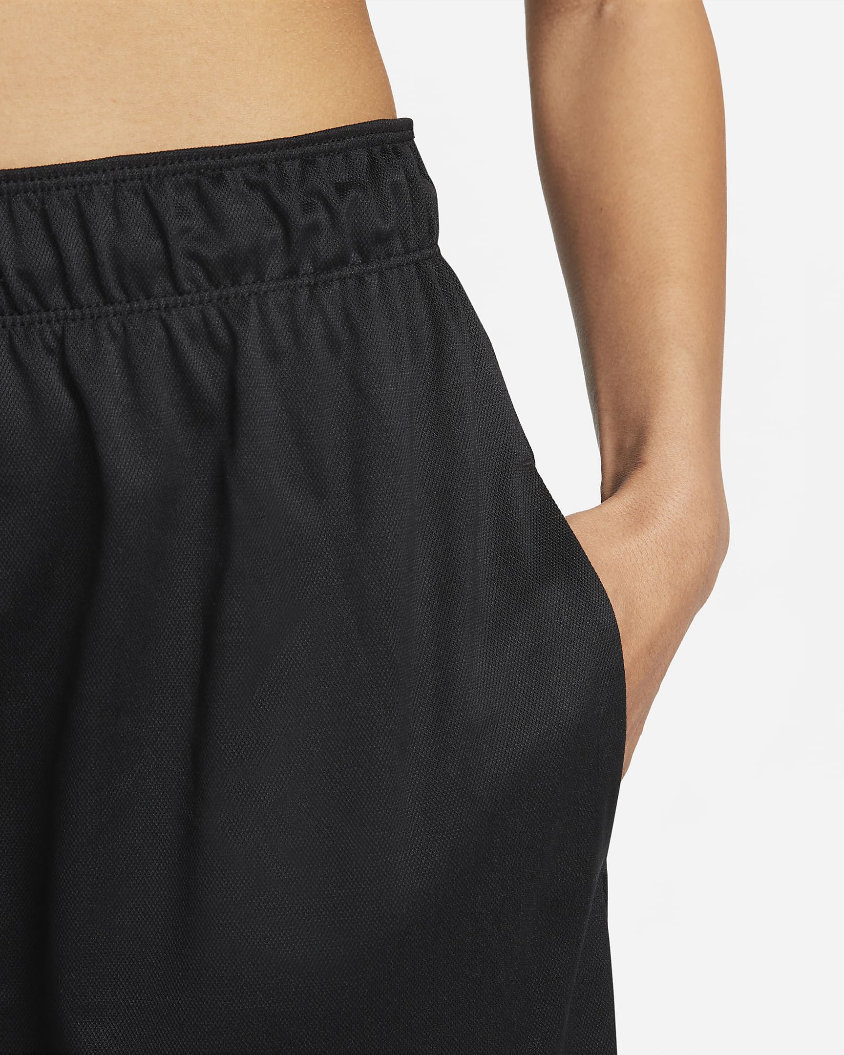 Nike Attack ufôret treningsshorts med Dri-FIT og mellomhøyt liv til dame (12,5 cm) - Svart/Svart/Hvit