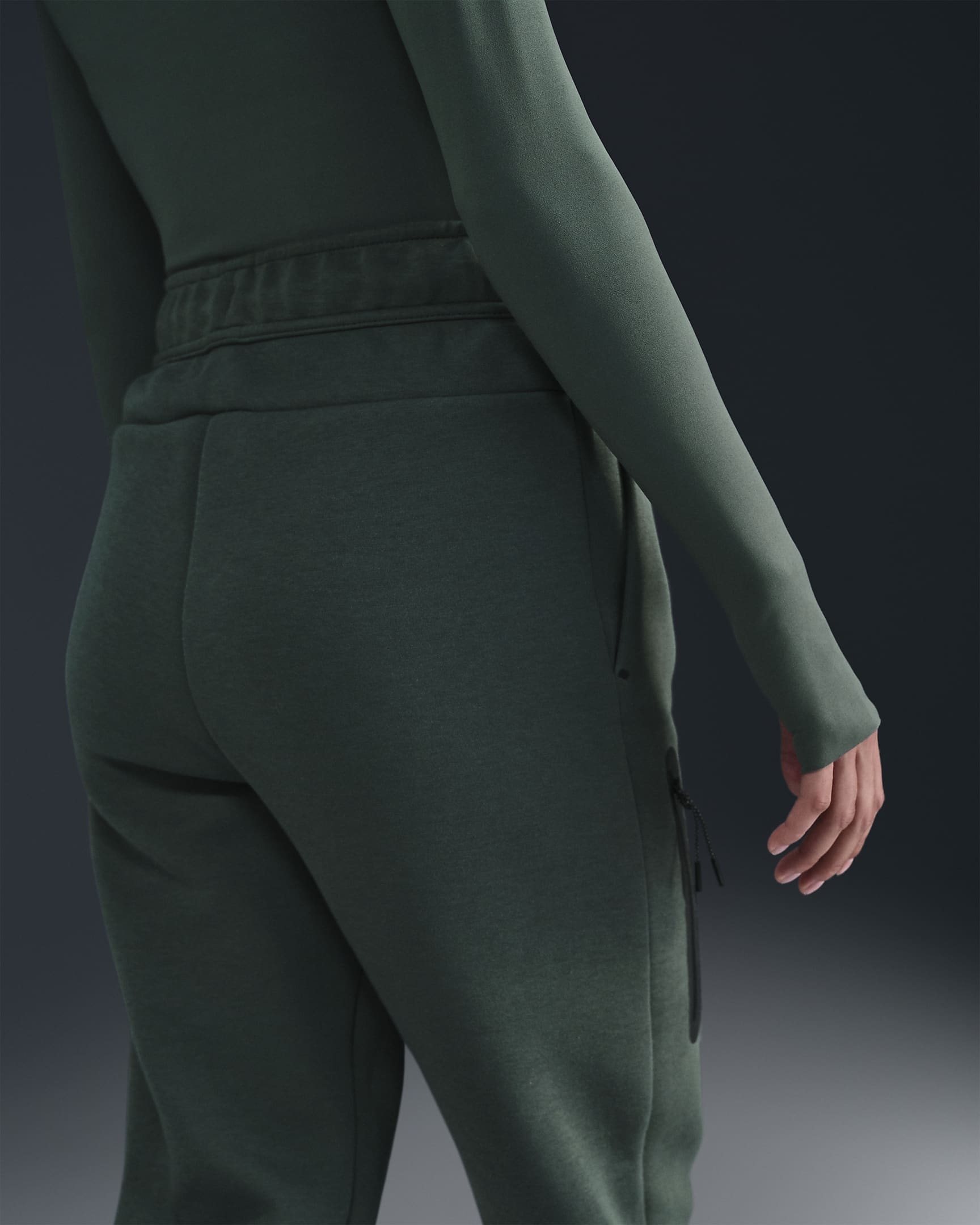 Nike Sportswear Tech Fleece Jogginghose mit mittelhohem Bund für Damen - Vintage Green/Schwarz