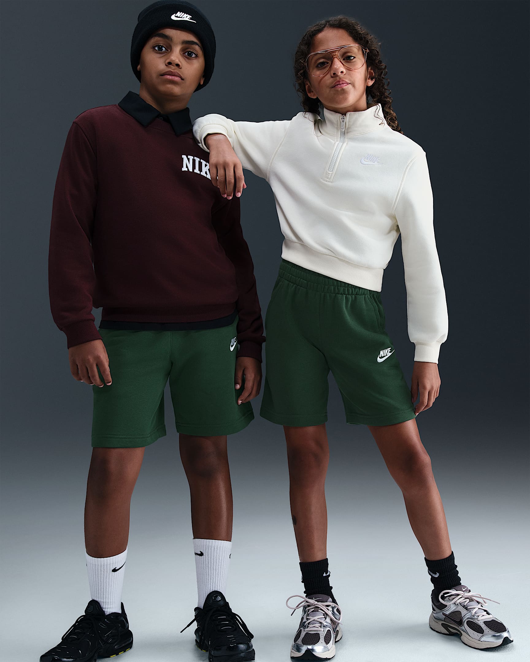 Shorts de French Terry para niños talla grande Nike Sportswear Club Fleece - Abeto/Blanco