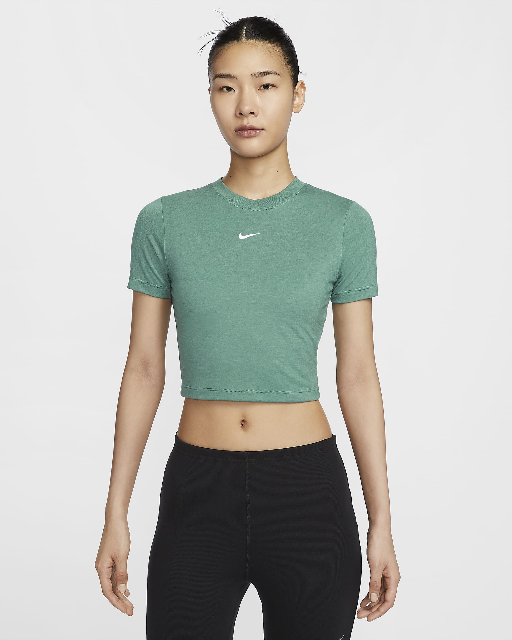 เสื้อยืดเอวลอยทรงเข้ารูปผู้หญิง Nike Sportswear Essential - Bicoastal/ขาว