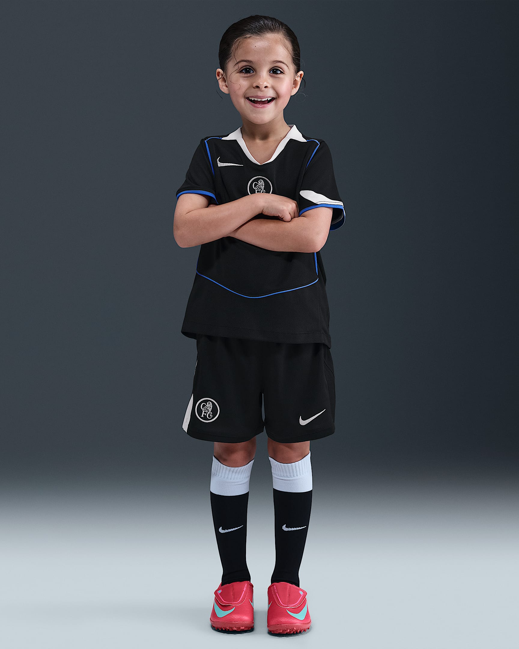 FC Chelsea 2025/26 Stadium Third Nike Dri-FIT Total 90 dreiteiliges Fußballtrikot-Set (jüngere Kinder) - Schwarz/Field Silver/Game Royal/Field Silver