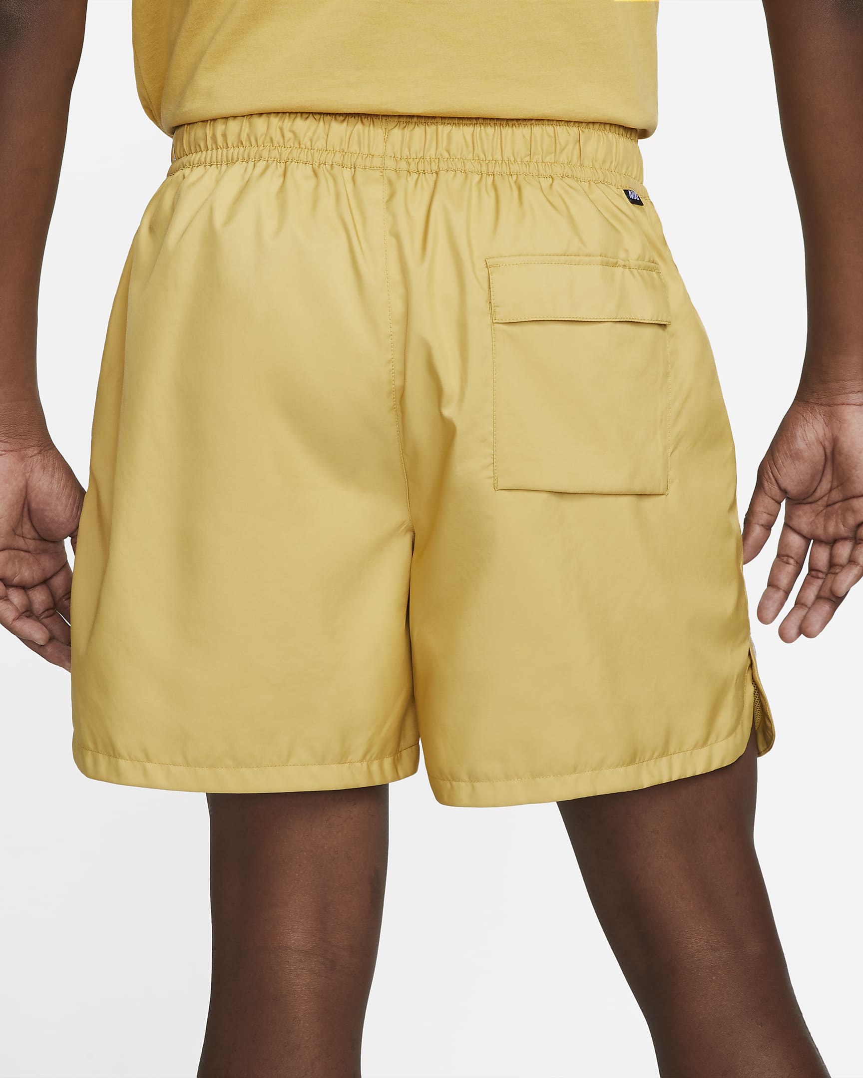 Shorts de ajuste relajado de tejido Woven forrados para hombre Nike Sportswear Sport Essentials - Oro trigo/Blanco