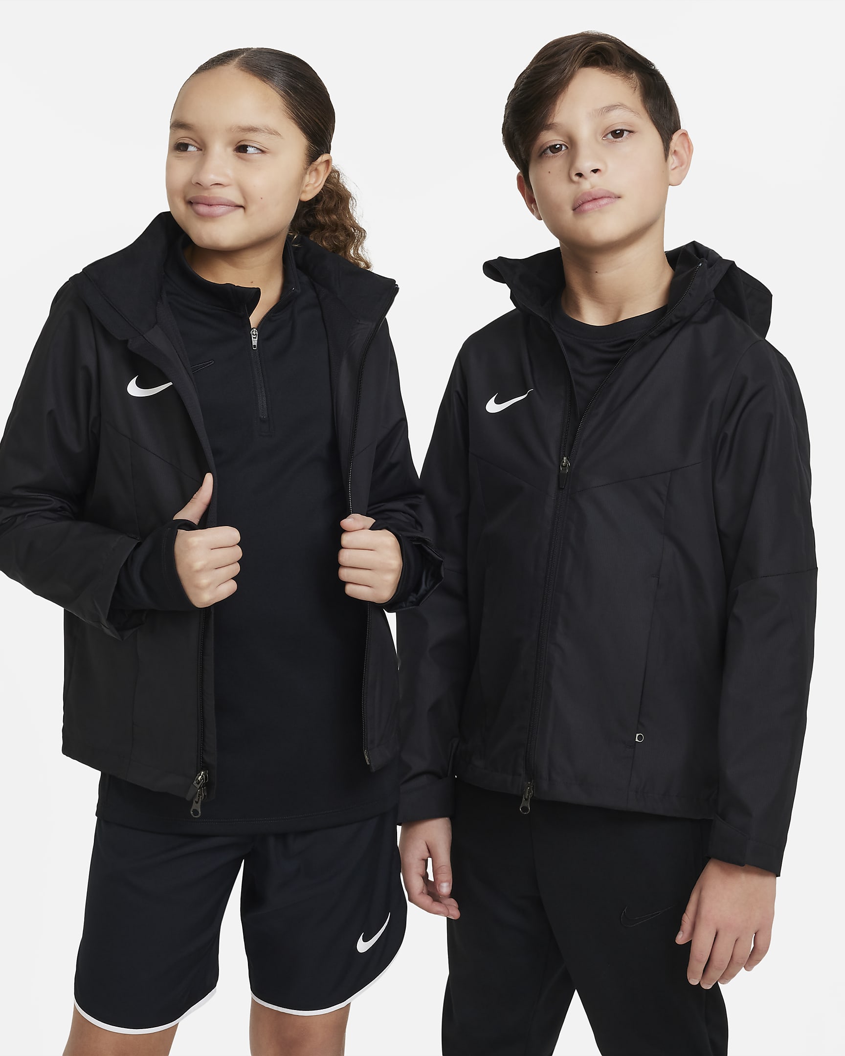 Nike Storm-FIT Academy23 fotballregnjakke til store barn - Svart/Hvit