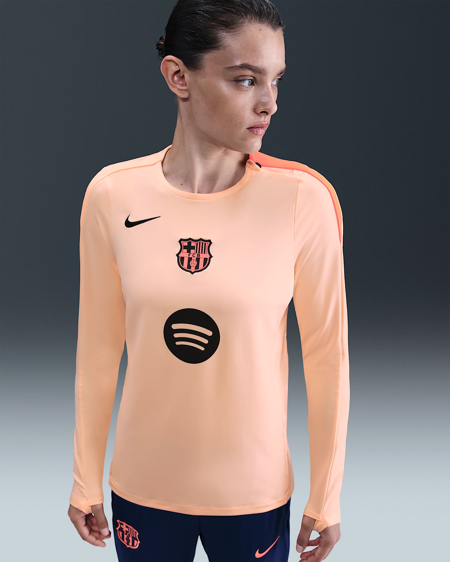 Třetí dámské pleteninové fotbalové tréninkové tričko Nike Dri-FIT Total 90 FC Barcelona Strike s kulatým výstřihem - Crimson Tint/Bright Mango/Midnight Navy