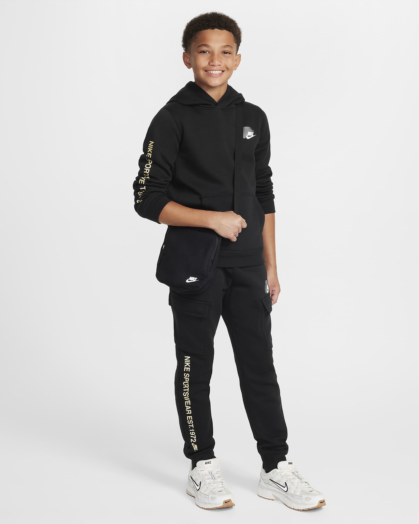 Nike Sportswear Standard Issue Older Kids' (Boys') Cargo Trousers - Black/Black/Metallic Gold