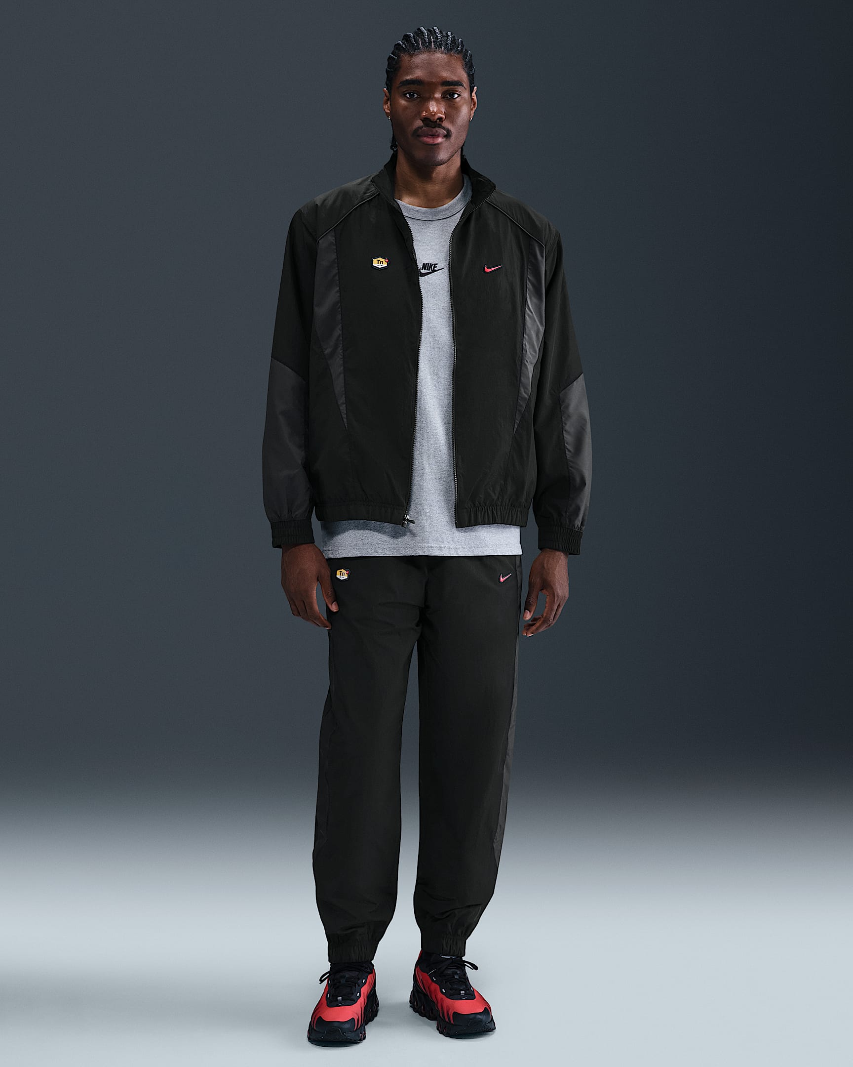 Vävda byxor Nike Sportswear för män - Svart/Dark Smoke Grey/University Red