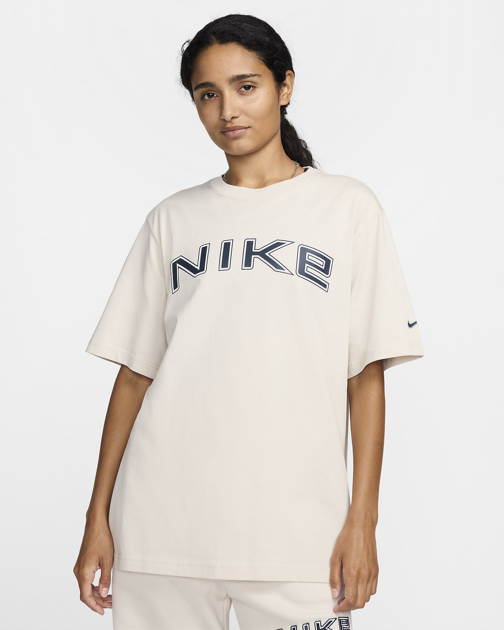Playera de manga corta holgada con gráfico para mujer Nike Sportswear - Marrón verdoso claro