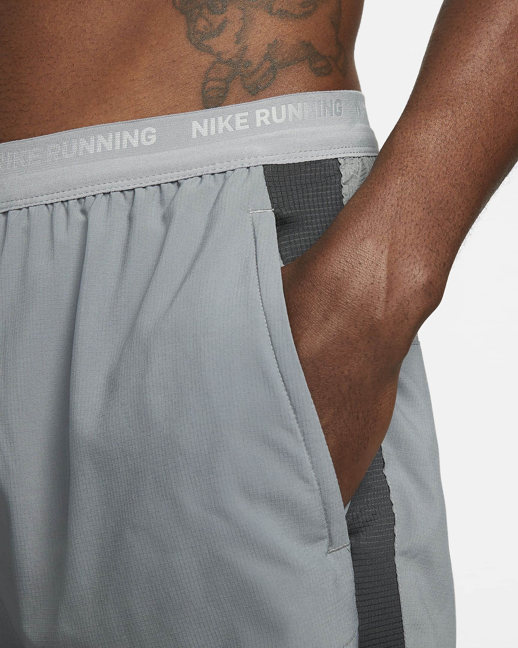 Shorts de running híbridos Dri-FIT de 12.5 cm para hombre Nike Stride - Gris humo/Gris humo oscuro/Negro