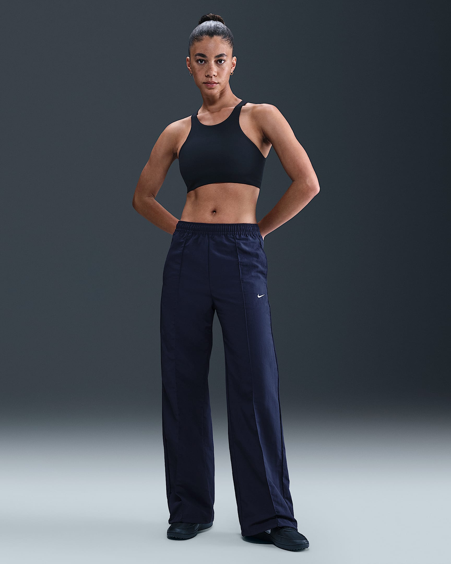 Nike Sportswear Everything Wovens Pants de tiro medio con dobladillo abierto para mujer - Azul marino medianoche/Vela