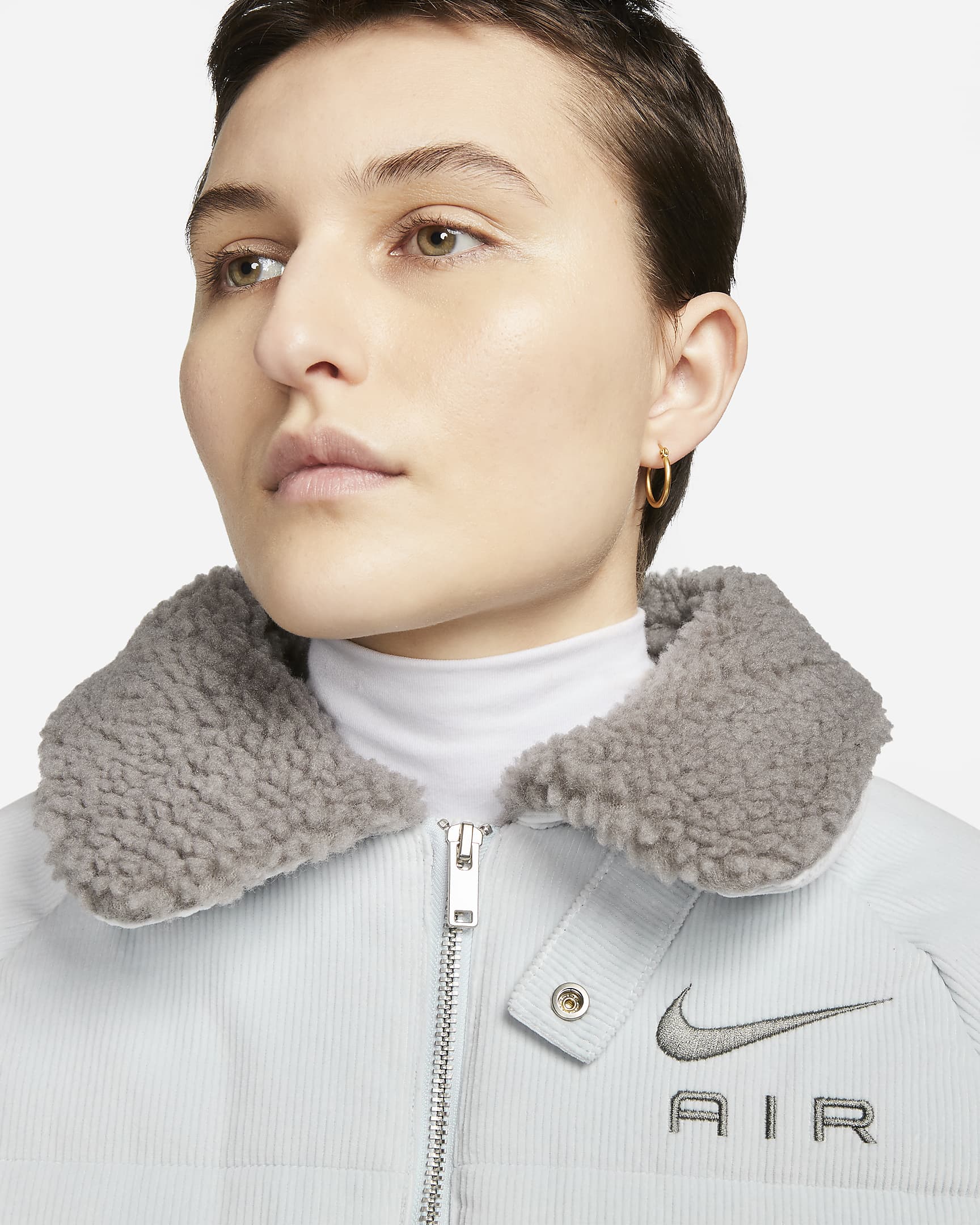 Nike Air ThermaFIT Winterjacke aus Kord für Damen. Nike LU