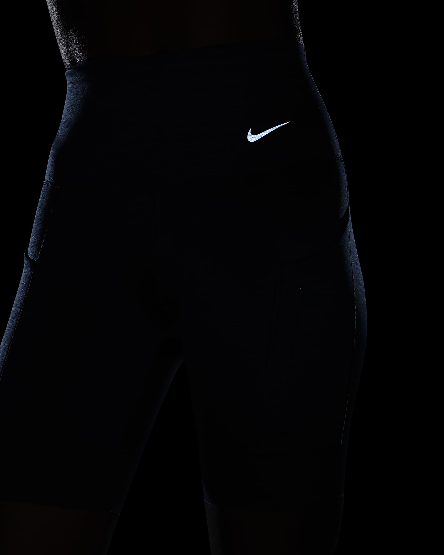 Nike Go sykkelshorts med fast støtte, høyt liv og lommer til dame (20 cm) - Armory Navy/Svart