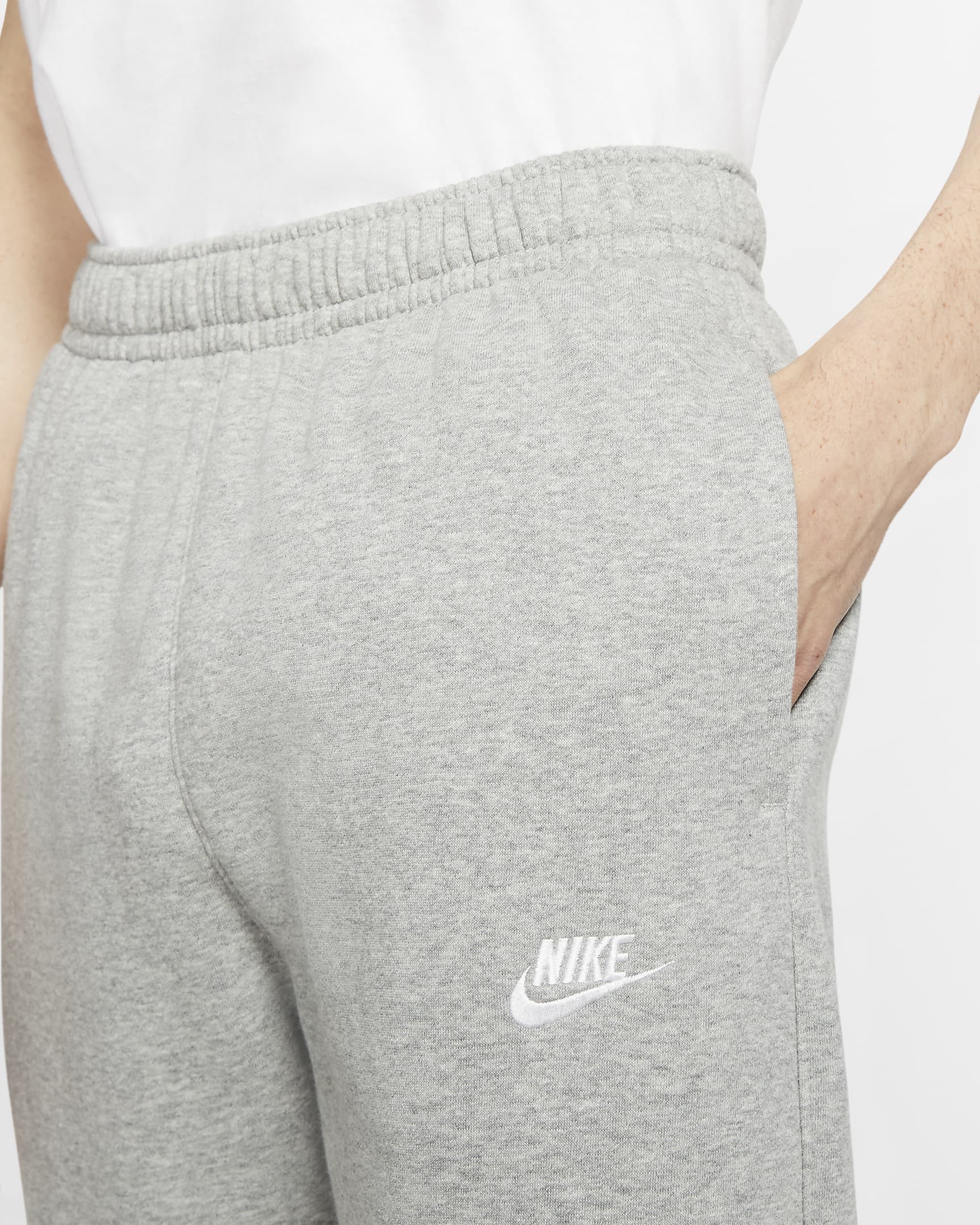 Nike Sportswear Club Fleece Herrenhose - Dark Grey Heather/Matte Silver/Weiß