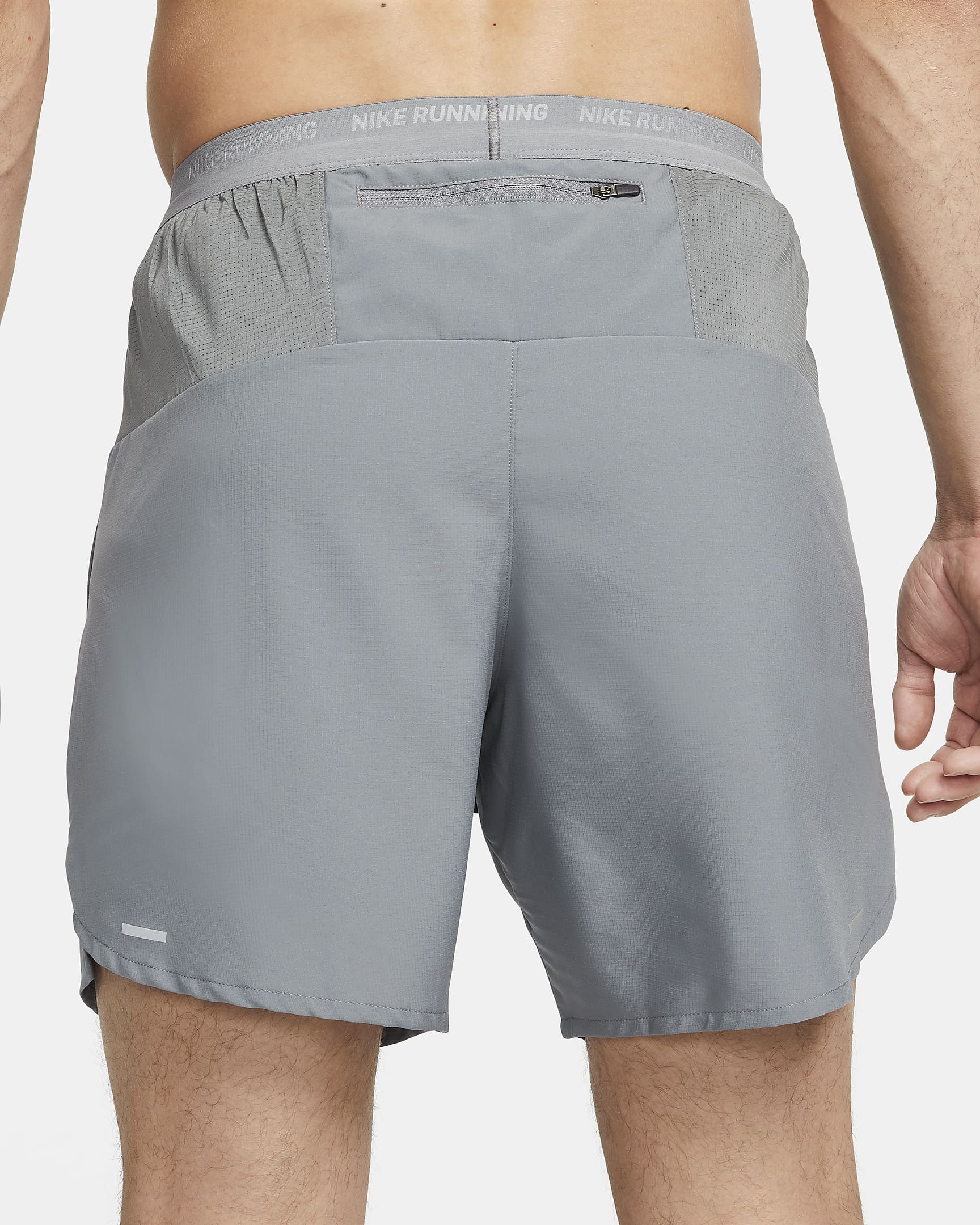 Shorts de correr Dri-FIT de 18 cm con forro de ropa interior para hombre Nike Stride - Gris humo/Negro