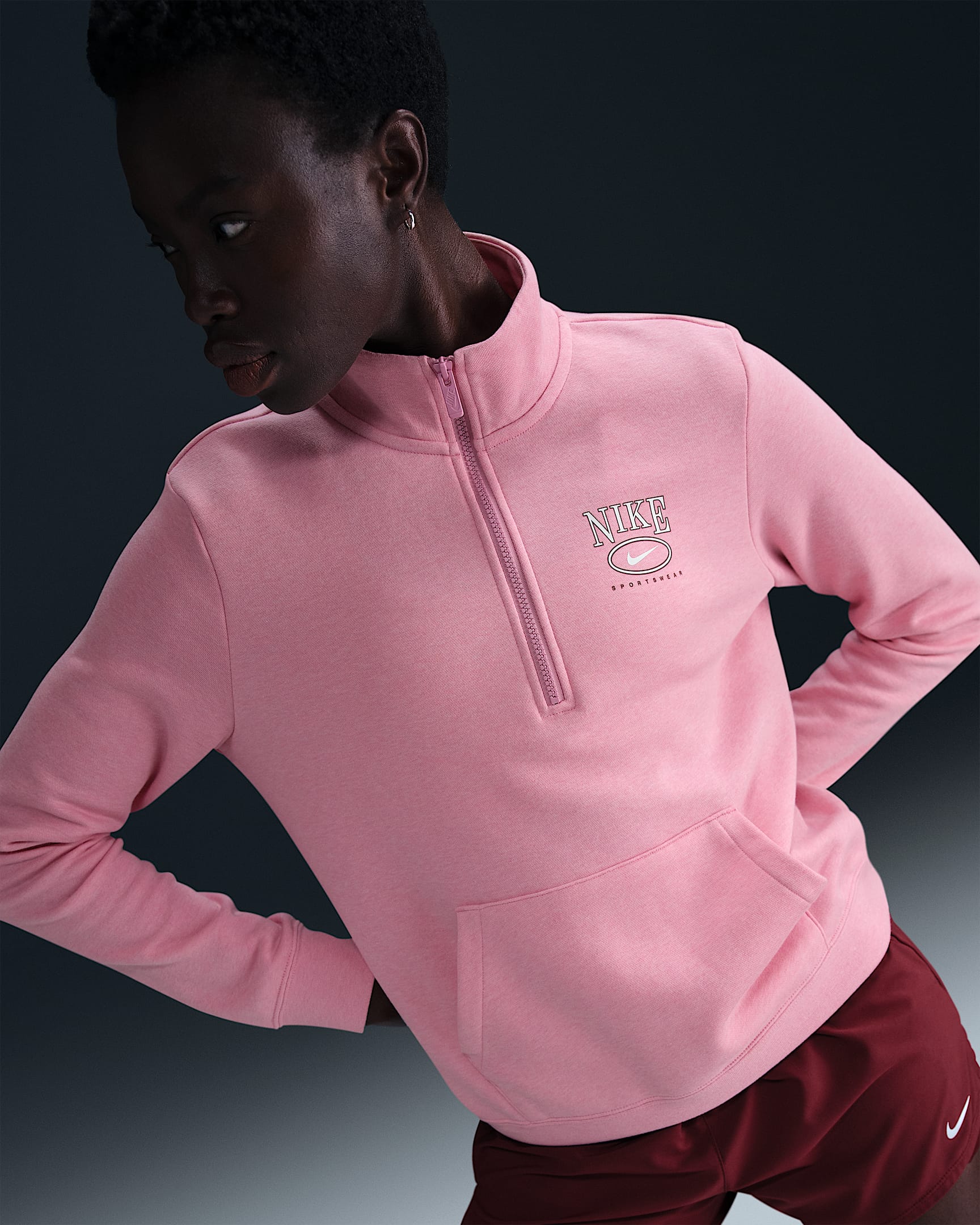 Playera de cuello alto con gráfico y medio cierre para mujer Nike Sportswear Club Fleece - Rosa elemental/Jaspeado