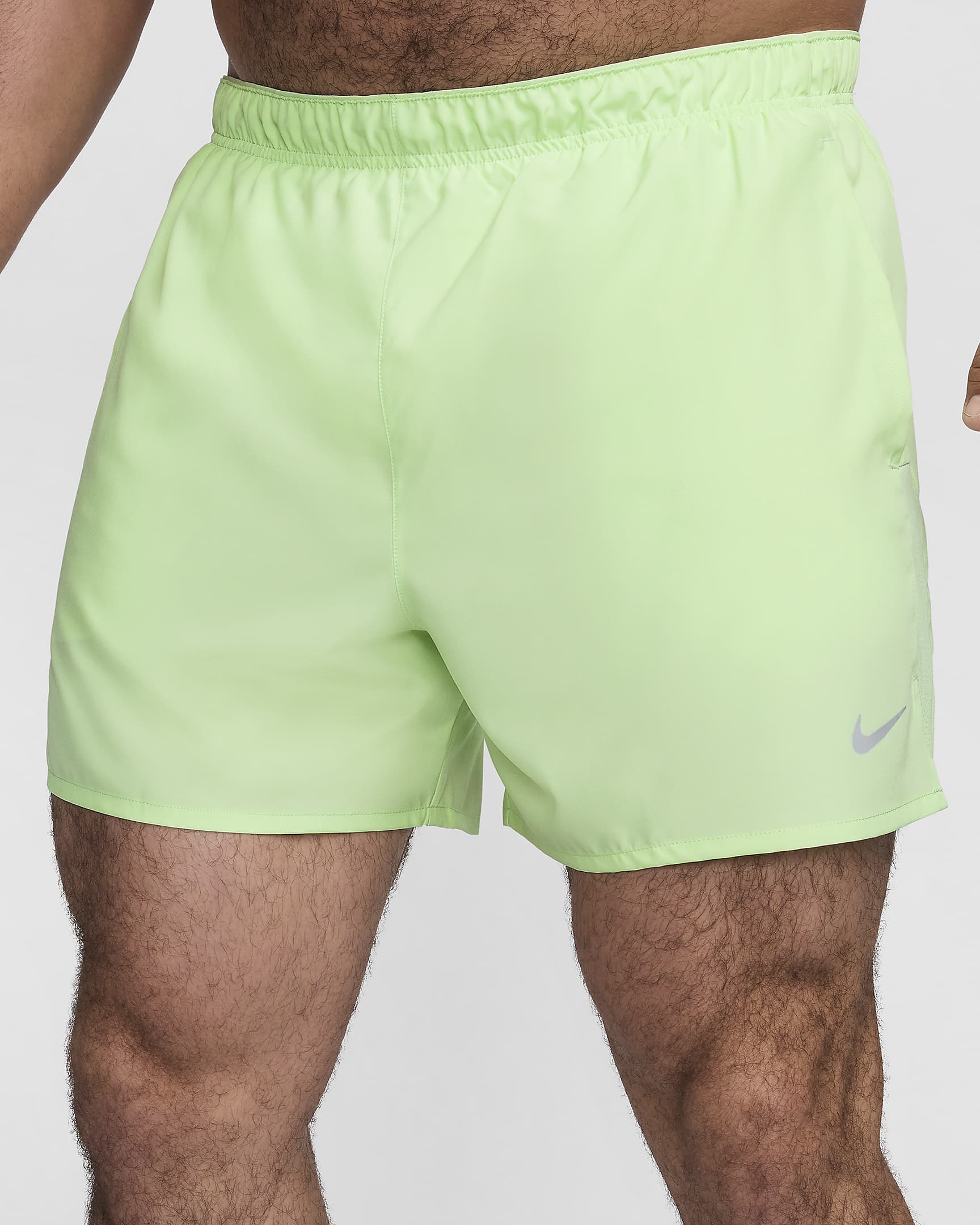 Shorts de correr Dri-FIT de 13 cm con forro de ropa interior para hombre Nike Challenger - Verde vapor/Verde vapor/Verde vapor