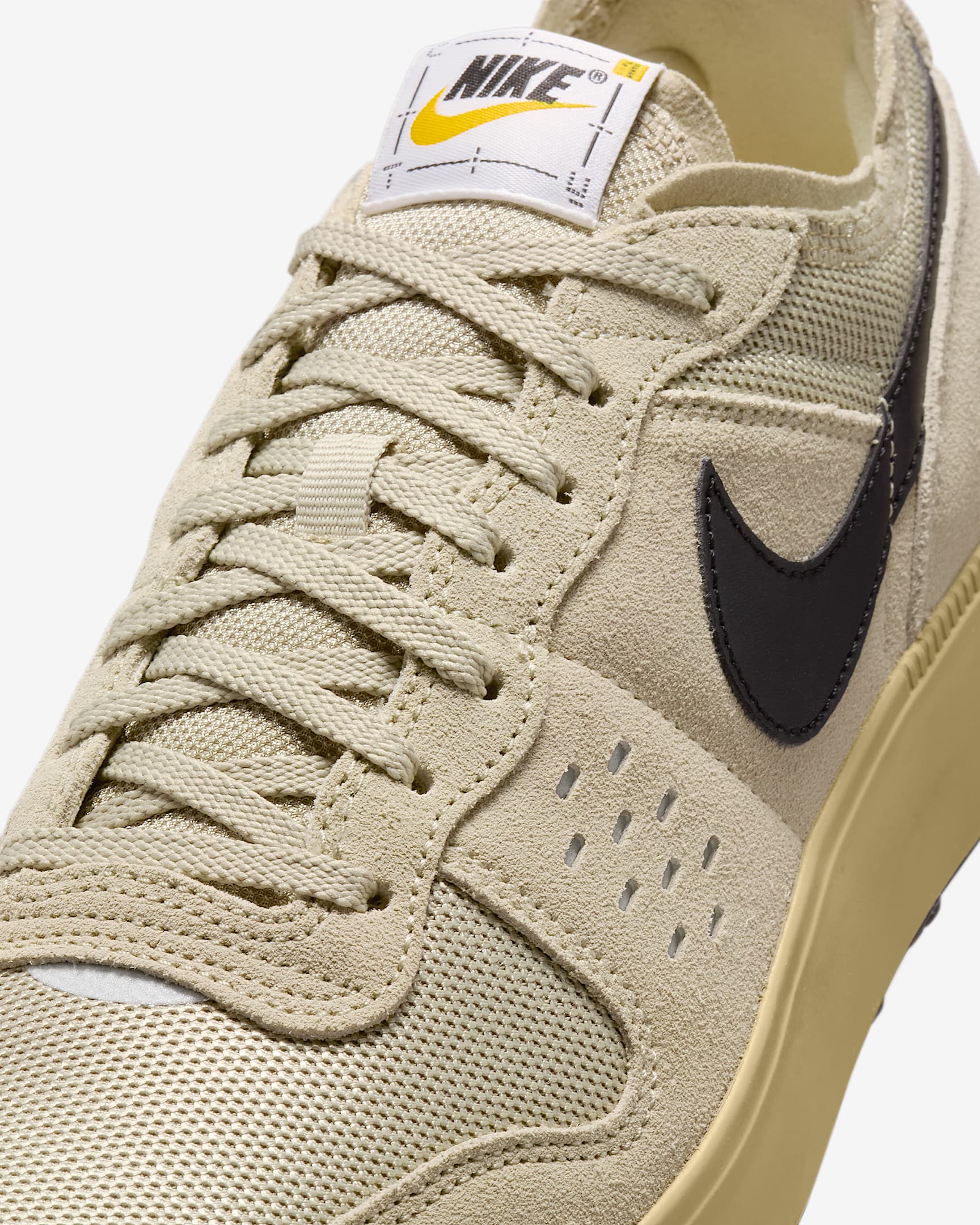 Tenis Nike C1TY - Caqui desierto/Beige paracaídas/Oro universitario/Negro