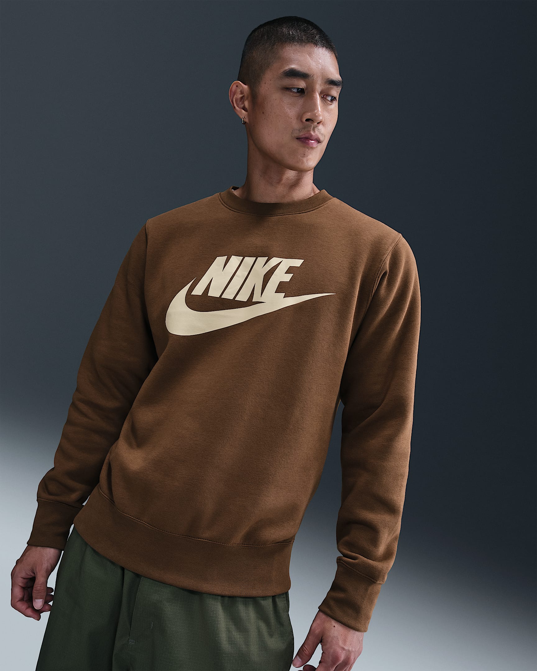 Nike Sportswear Club Men's Graphic Fleece Crew - Mosswood Brown/Light Khaki