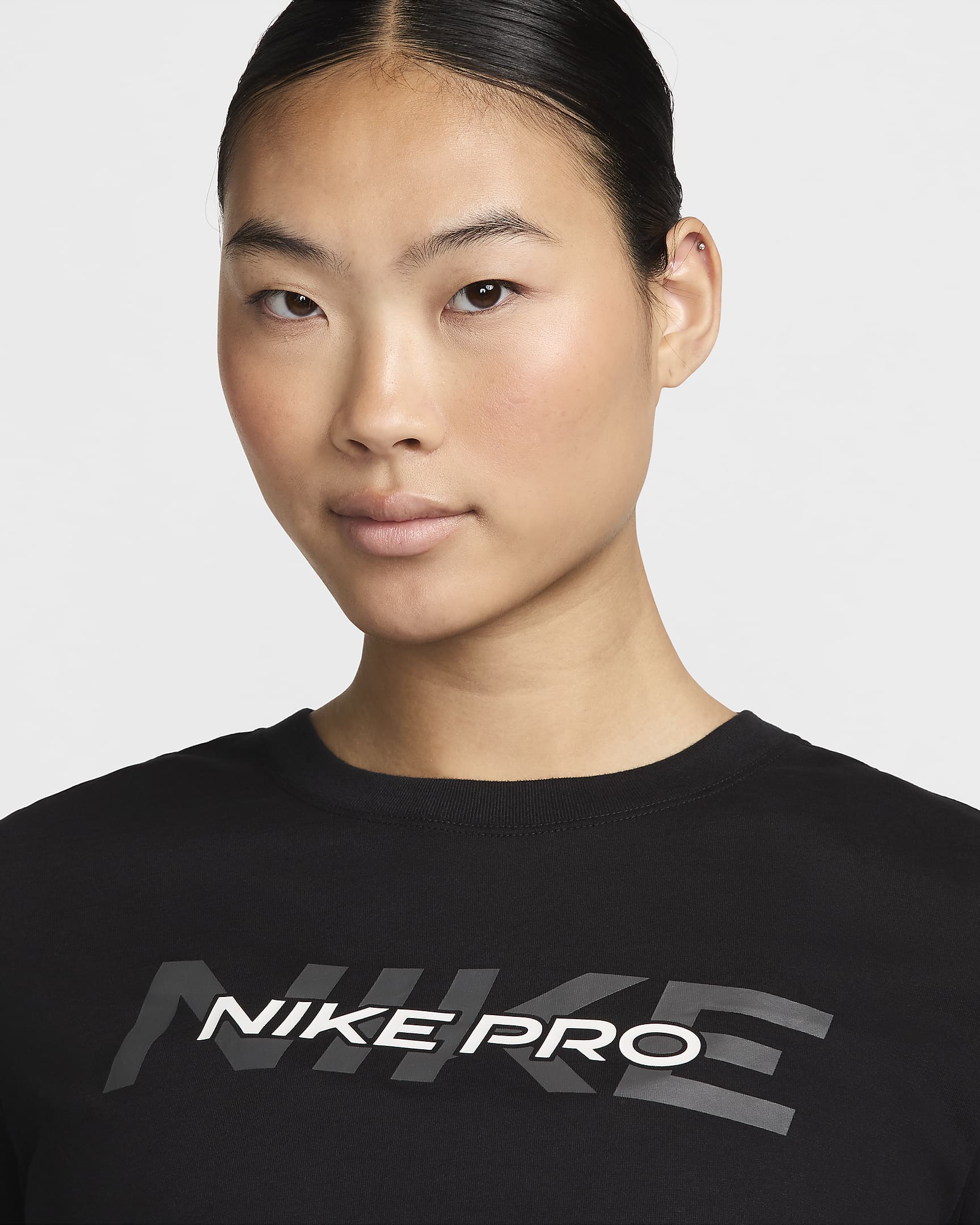 เสื้อยืดเอวลอยแขนสั้นผู้หญิง Nike Pro - ดำ