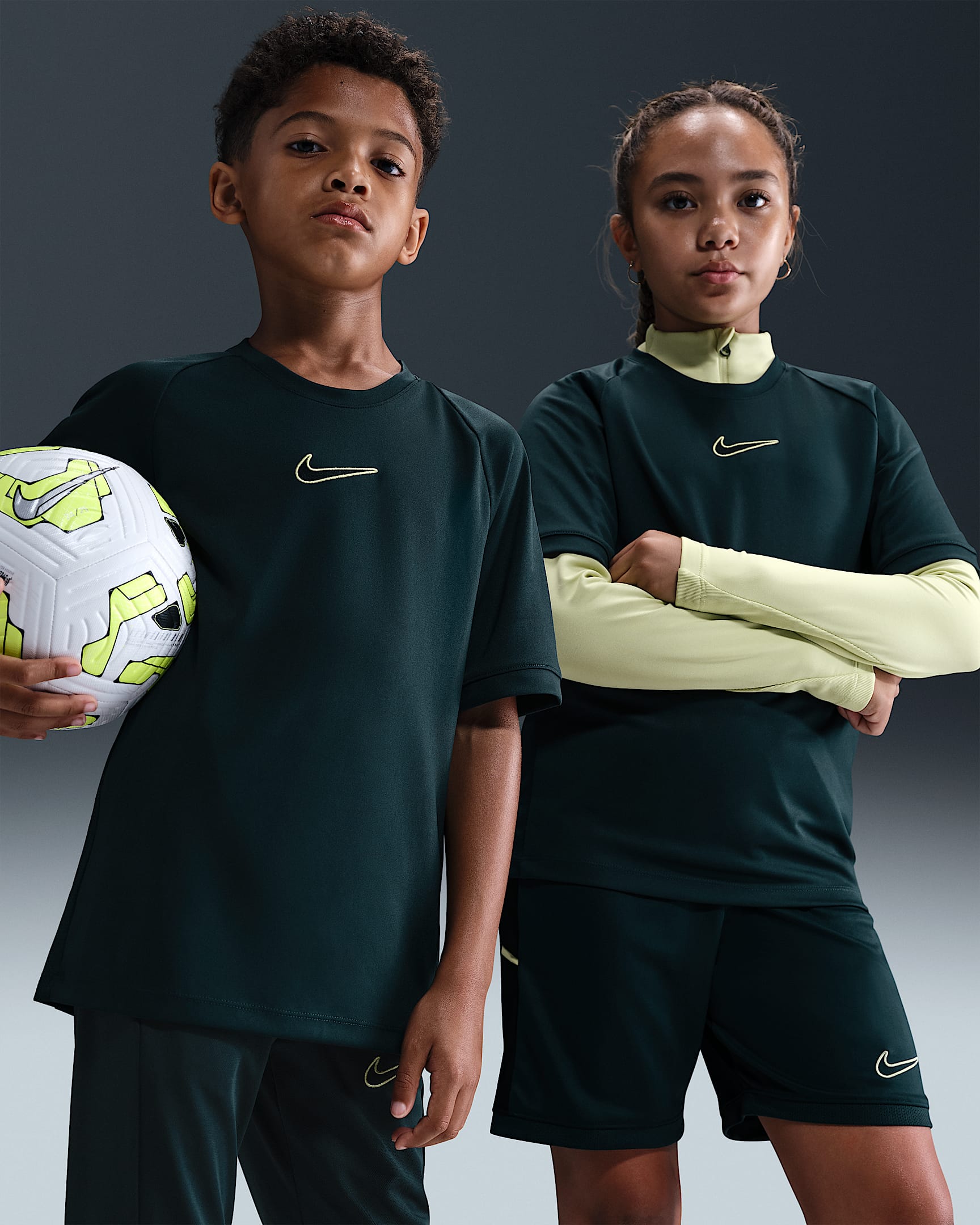 Fotbalové tričko s krátkým rukávem Nike Dri-FIT Academy pro větší děti - Seaweed/Seaweed/Černá/Černá