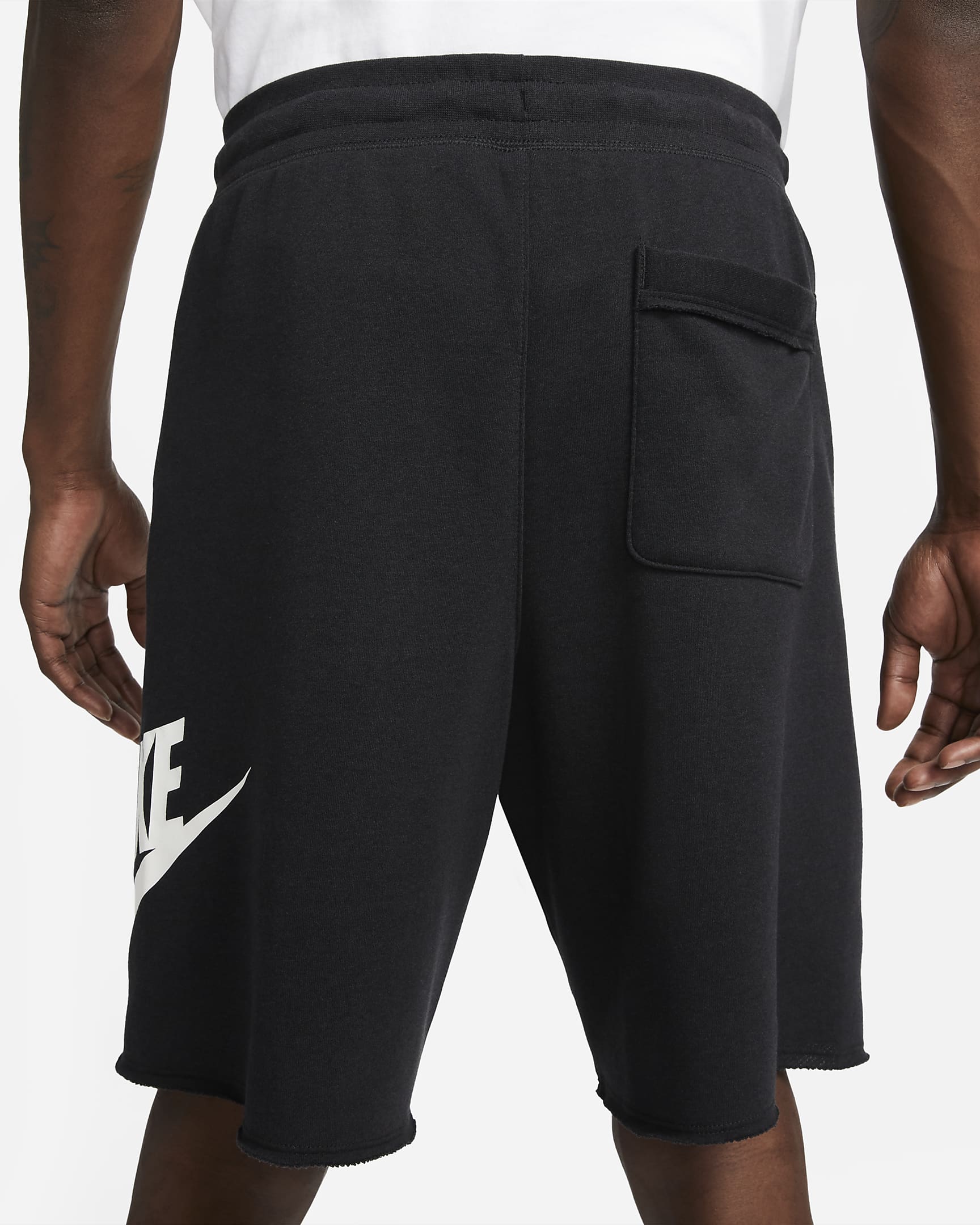 Nike Club Alumni Herrenshorts aus French Terry - Schwarz/Weiß/Weiß