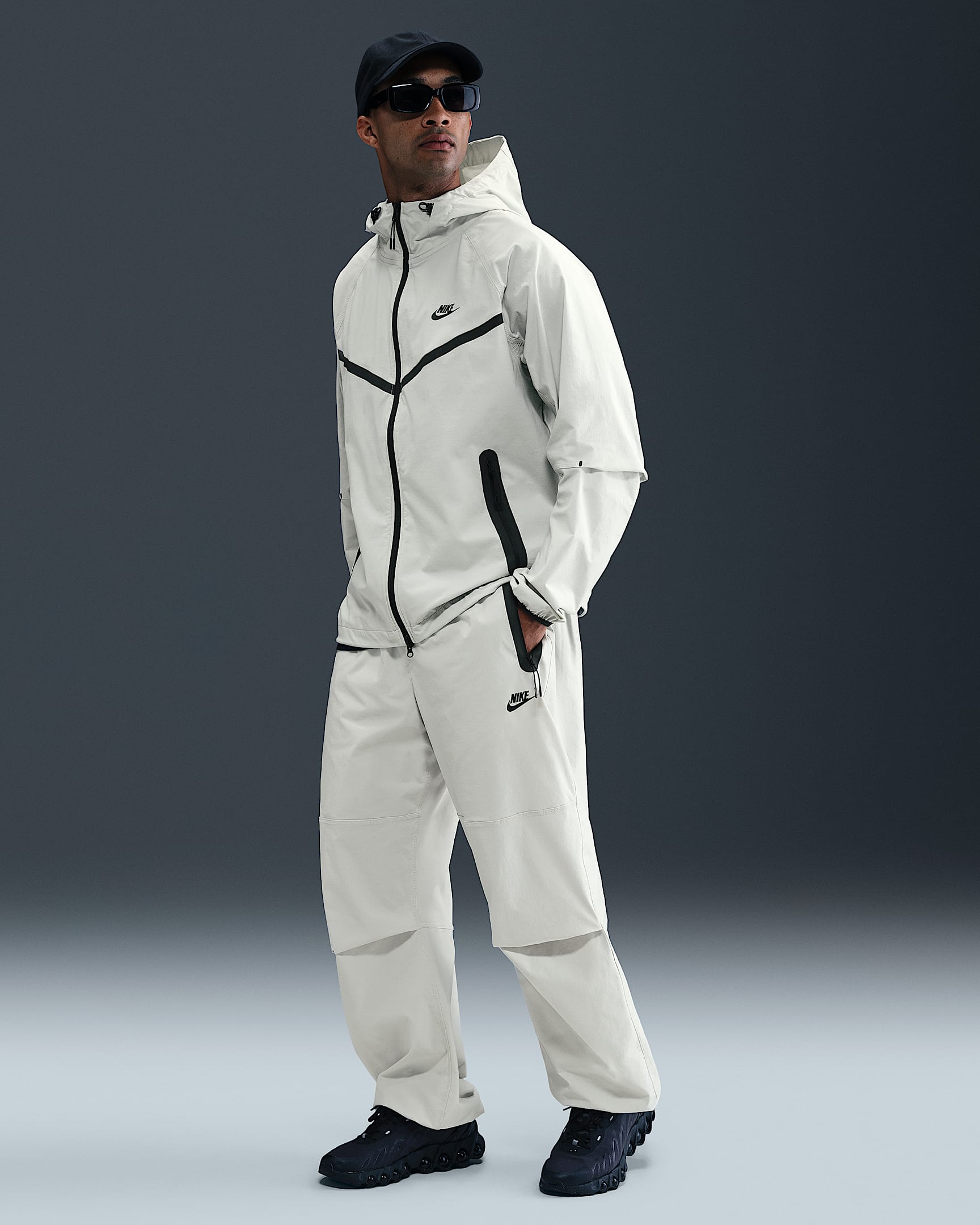 Nike Tech Men's Woven Oversized Trousers - Light Silver/Light Silver/Black