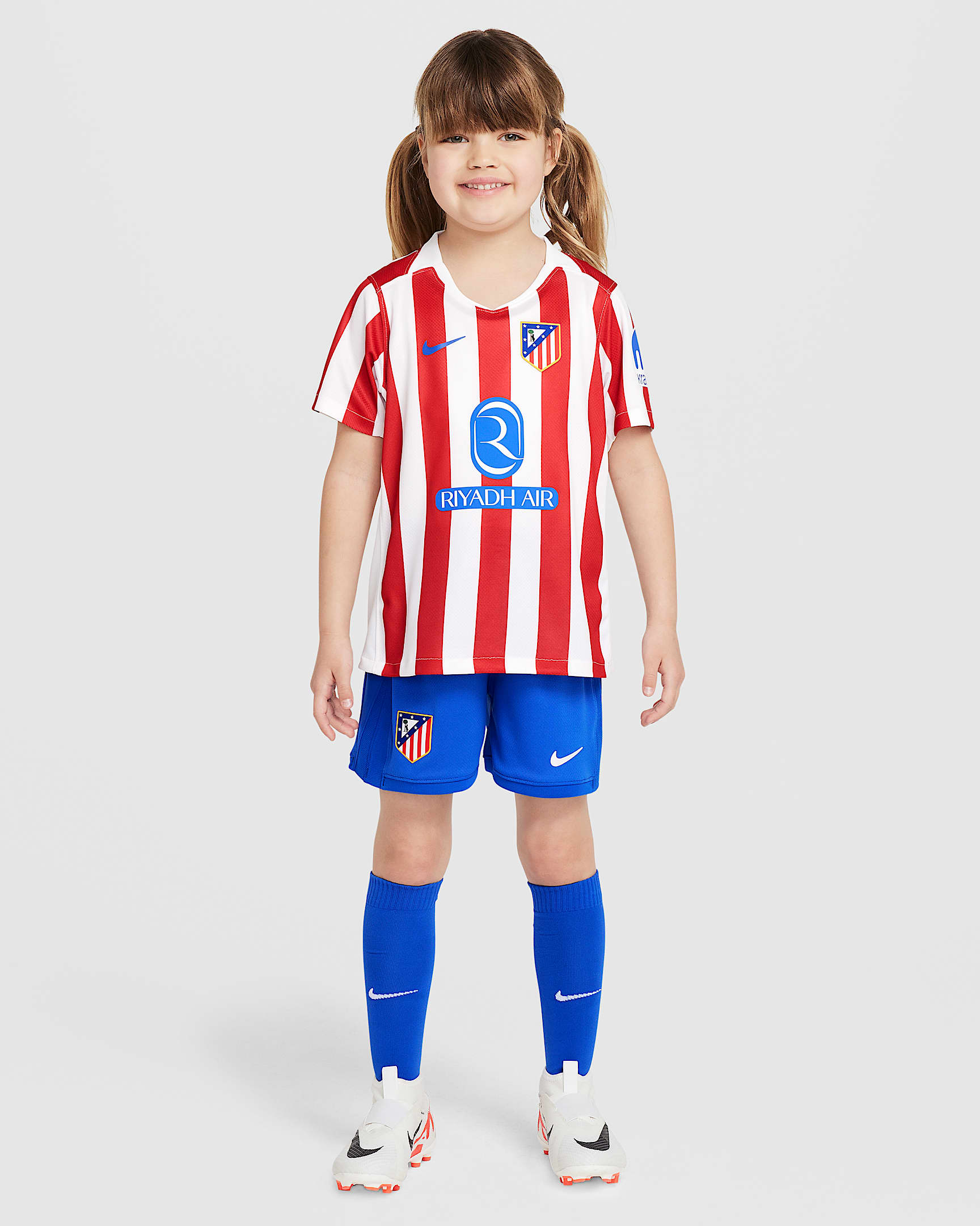 Primera equipación Stadium Atlético de Madrid 2025/26 Equipación de fútbol de tres piezas Replica Nike - Niño/a pequeño/a - Sport Red/Blanco/Hyper Royal/Hyper Royal