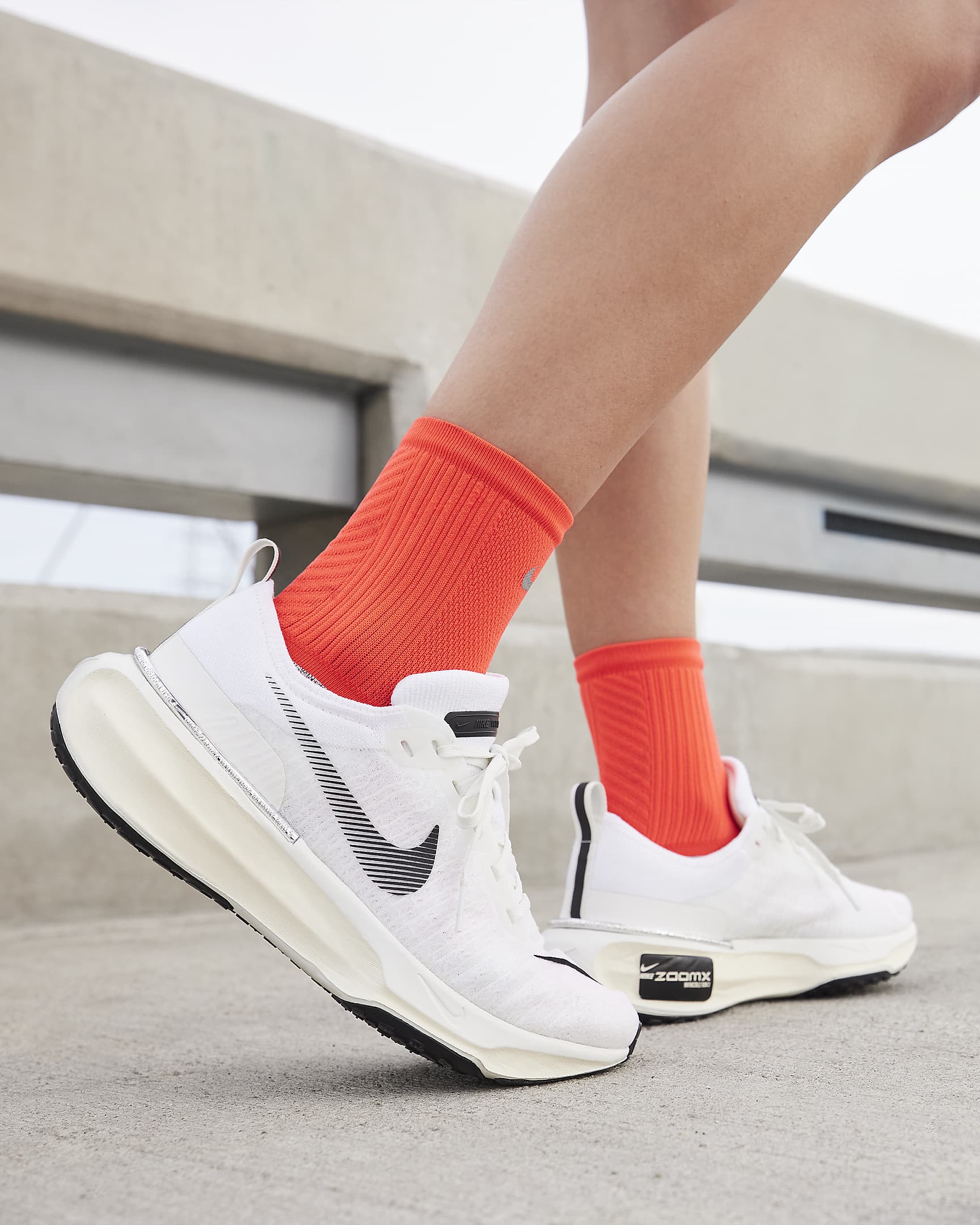 Tenis de correr en pavimento para mujer Nike Invincible 3 - Blanco cumbre/Vela/Leche de coco/Negro