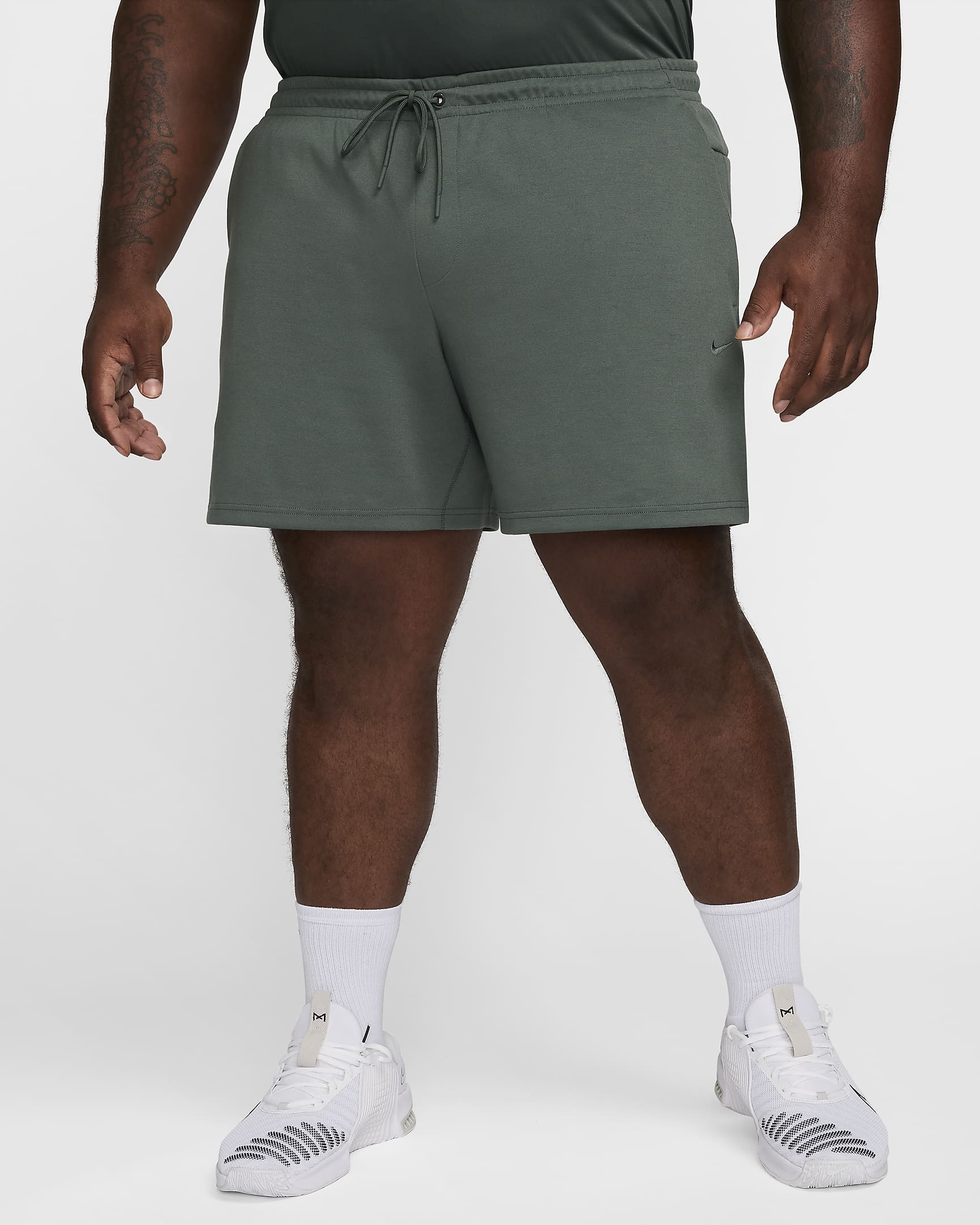 Shorts Dri-FIT de 18 cm sin forro con protección UV versátiles para hombre Nike Primary - Verde vintage/Verde vintage