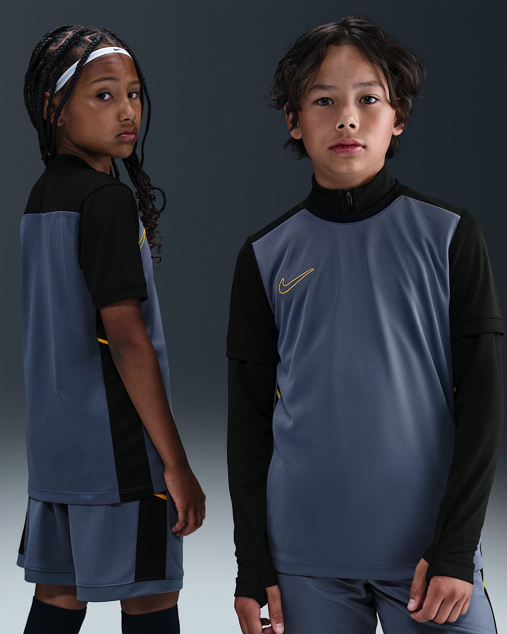 Playera de fútbol Dri-FIT para niños talla grande Nike Academy - Azul difuso/Negro/Oro universitario/Oro universitario