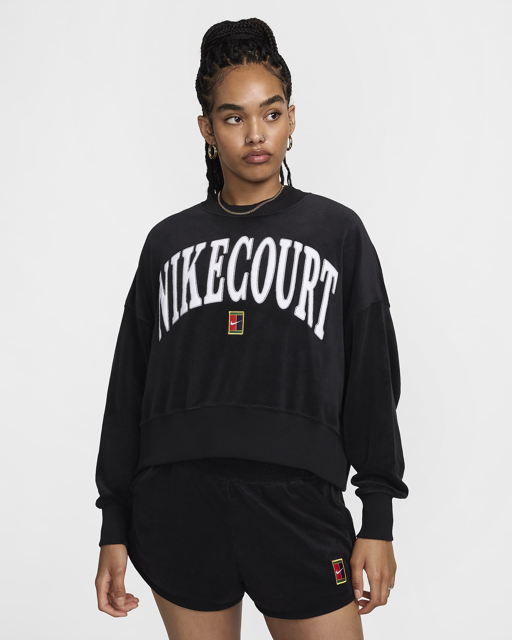 NikeCourt Heritage Tennis-Sweatshirt mit Rundhalsausschnitt und Grafik im Over-Oversize-Look (Damen) - Schwarz/Schwarz/Flat Pewter/Weiß