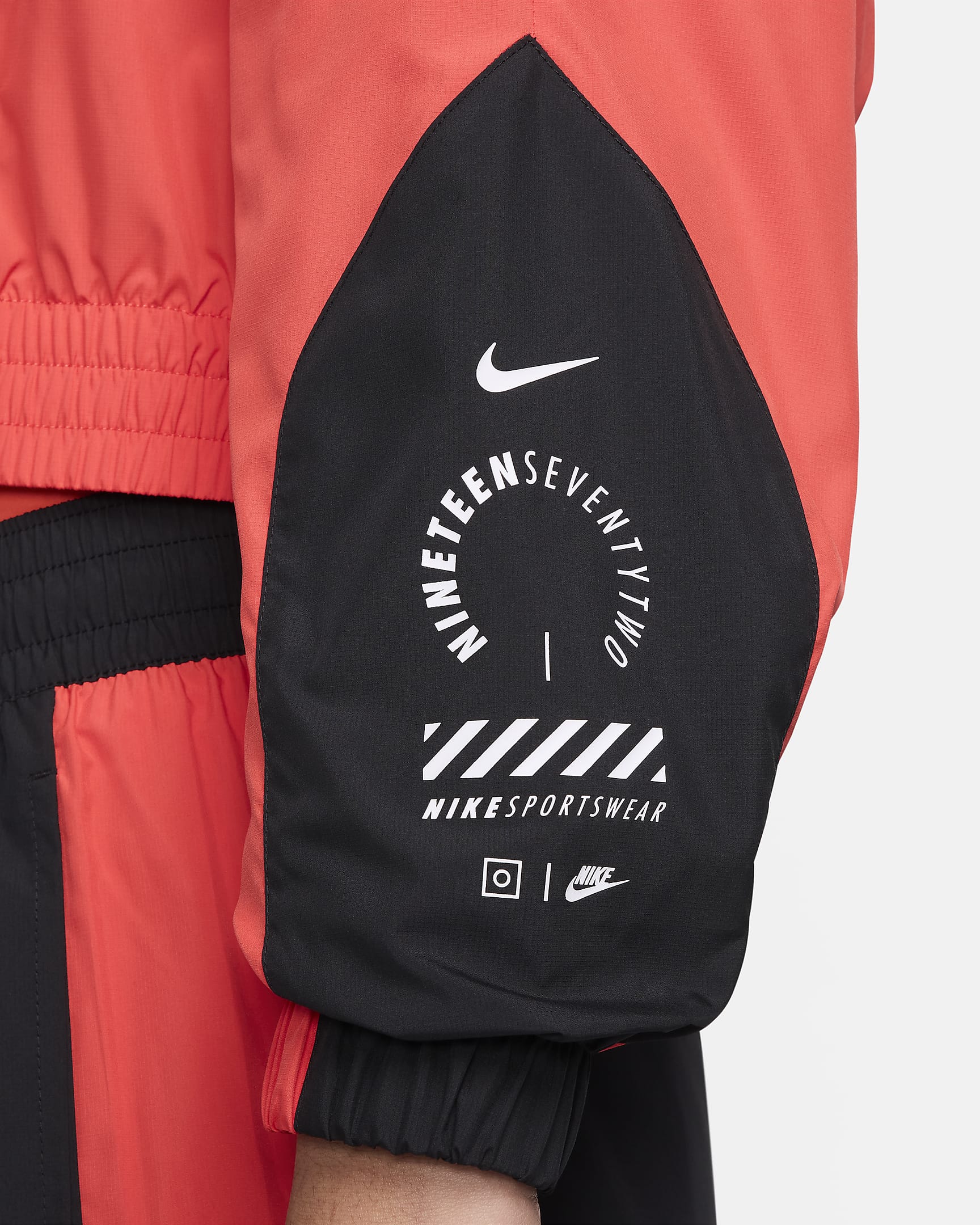 Nike Sportswear Damenjacke aus Webmaterial - Light Crimson/Schwarz/Schwarz